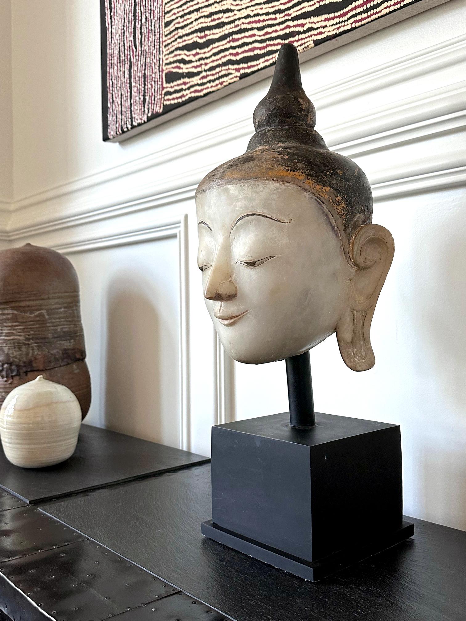 Pietra Grande straordinario espositore antico in marmo birmano a forma di testa di Buddha in vendita