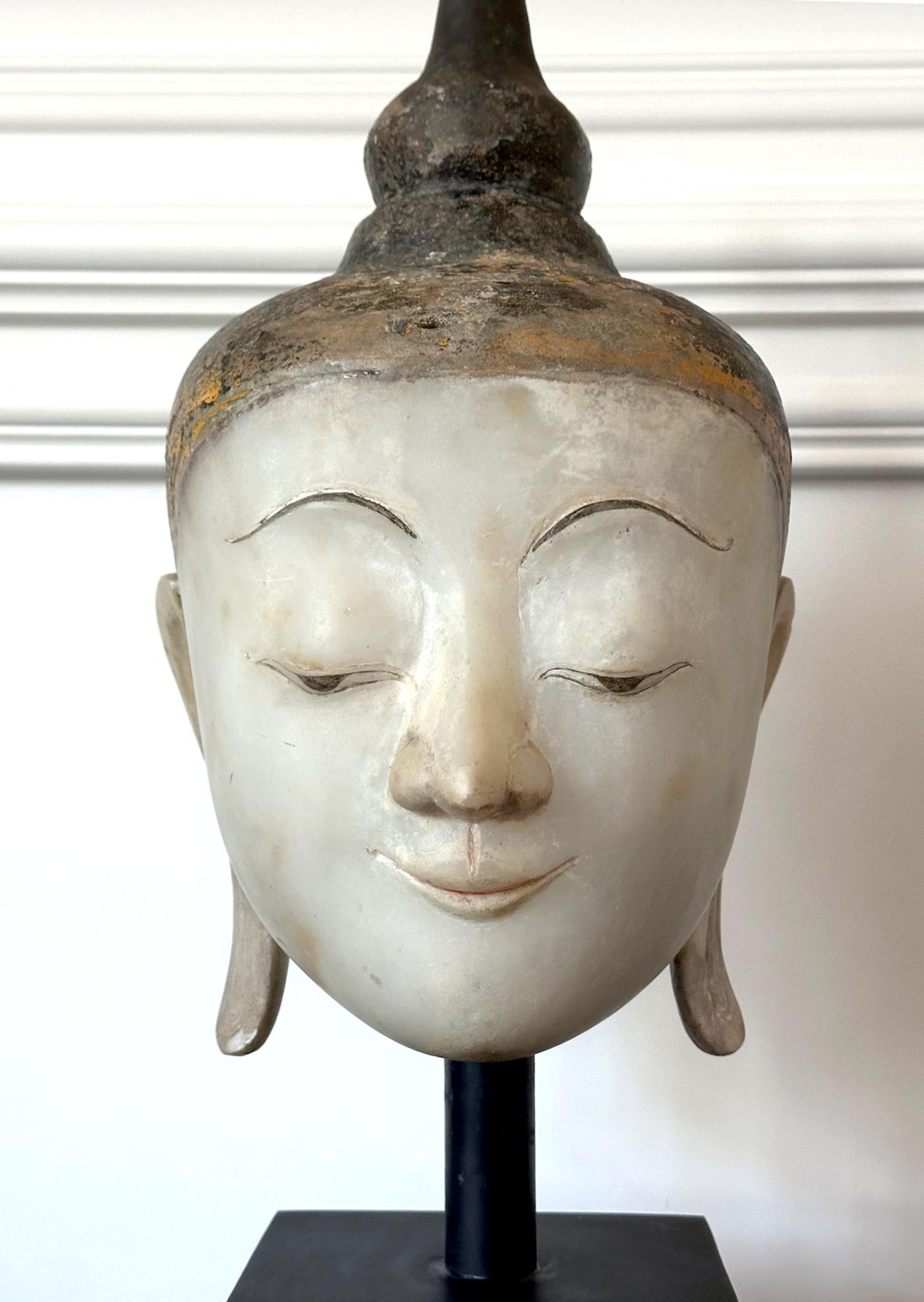 Grande straordinario espositore antico in marmo birmano a forma di testa di Buddha in vendita 1