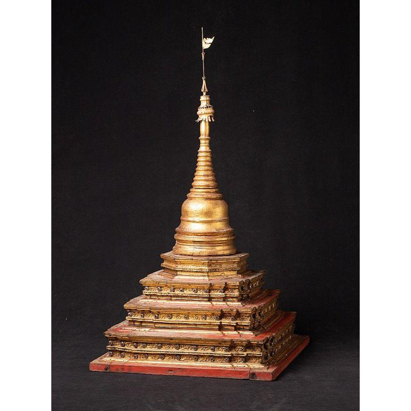 Material: wood.
Measures: 102 cm high.
55 cm wide and 55 cm deep.
Weight: 16.1 kgs.
Gilded with 24 krt. gold.
Originating from Burma.
19th Century.
Very special !!

