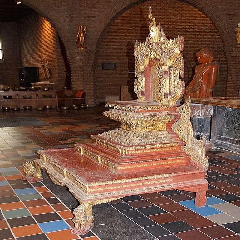 Large Antique Burmese Throne from Burma In Good Condition For Sale In DEVENTER, NL