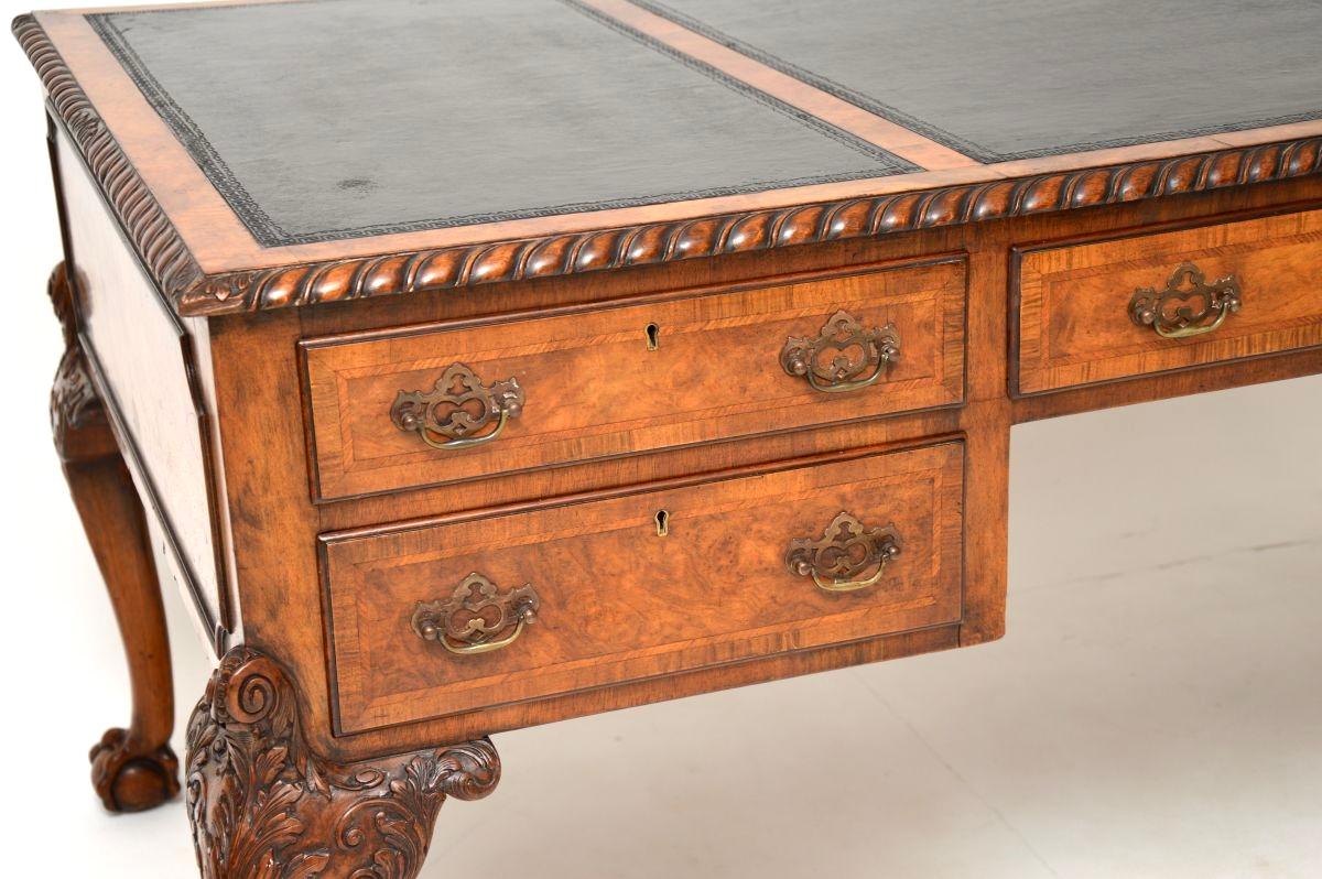 Großer antiker Partnerschreibtisch mit Lederplatte aus Wurzelnussholz im Angebot 4
