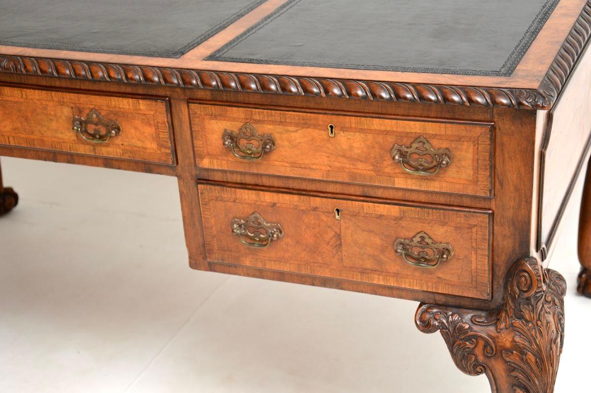 Großer antiker Partnerschreibtisch mit Lederplatte aus Wurzelnussholz im Angebot 5