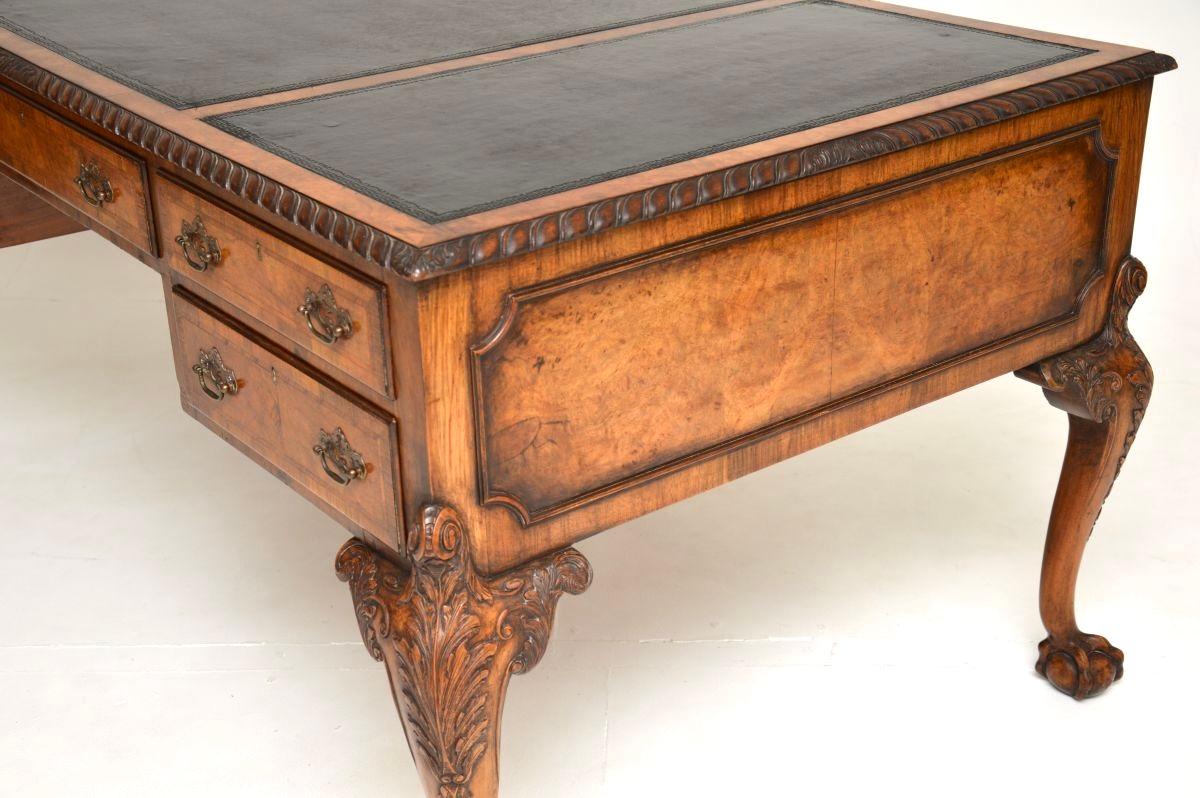 Großer antiker Partnerschreibtisch mit Lederplatte aus Wurzelnussholz im Angebot 6