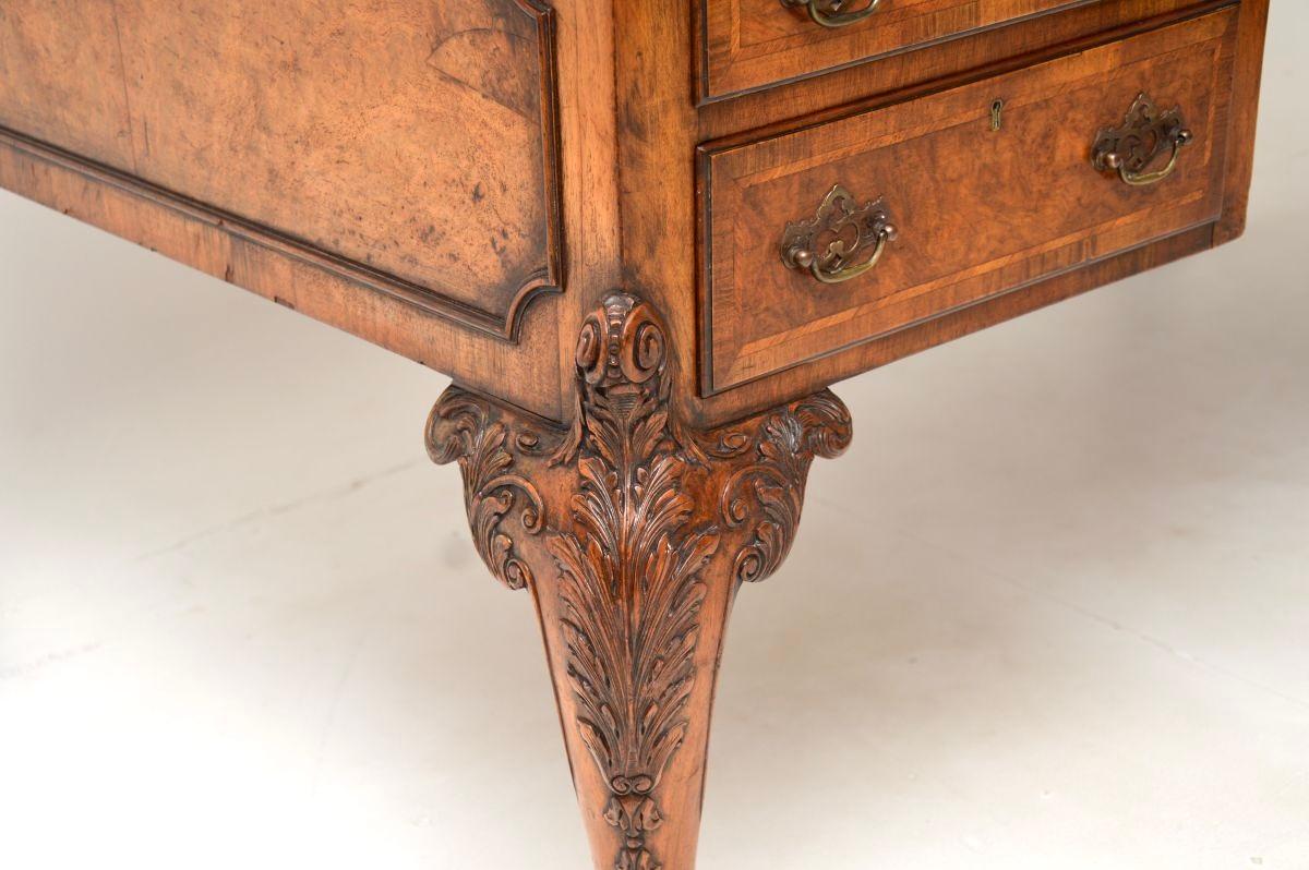 Großer antiker Partnerschreibtisch mit Lederplatte aus Wurzelnussholz im Angebot 7