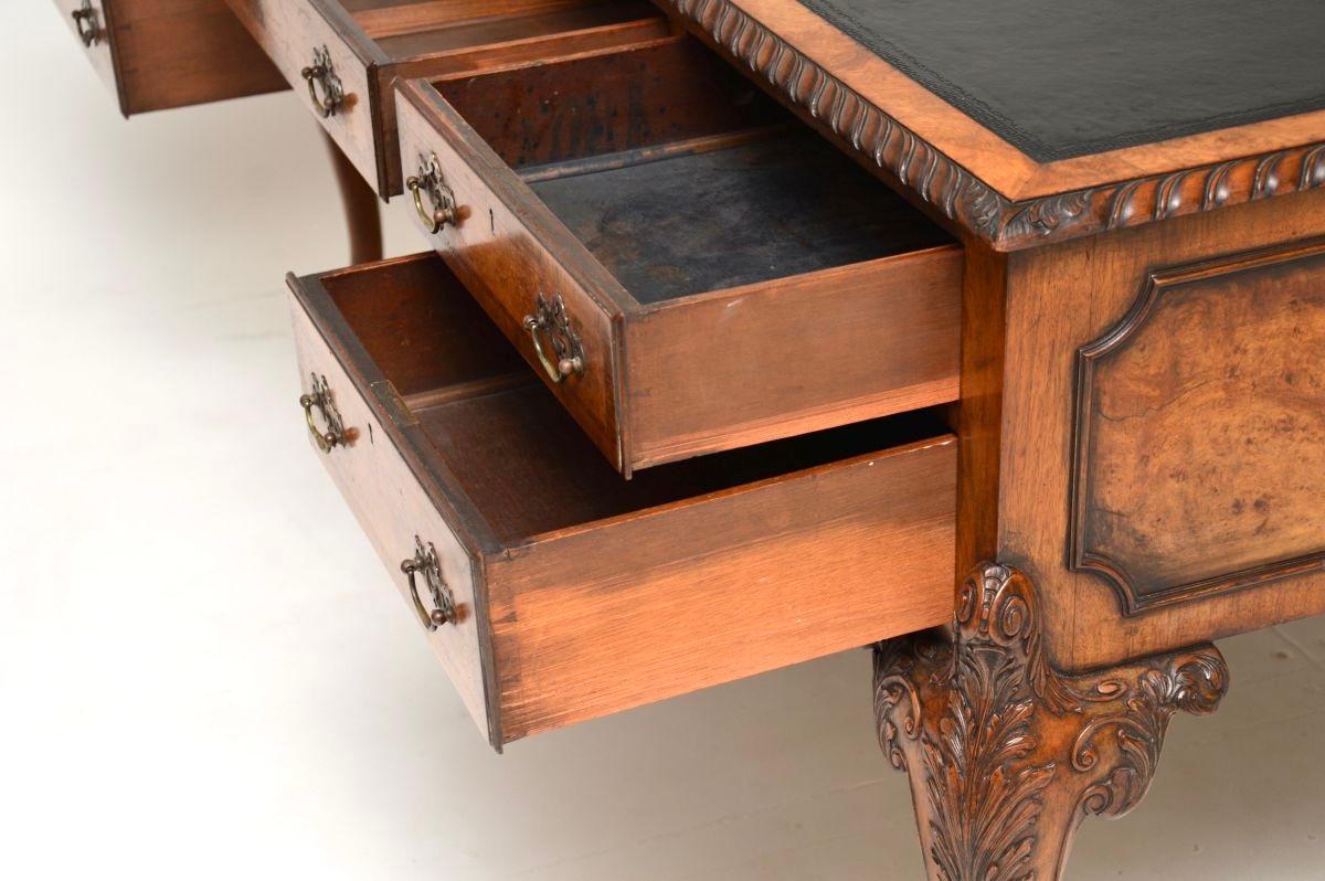 Großer antiker Partnerschreibtisch mit Lederplatte aus Wurzelnussholz im Angebot 8