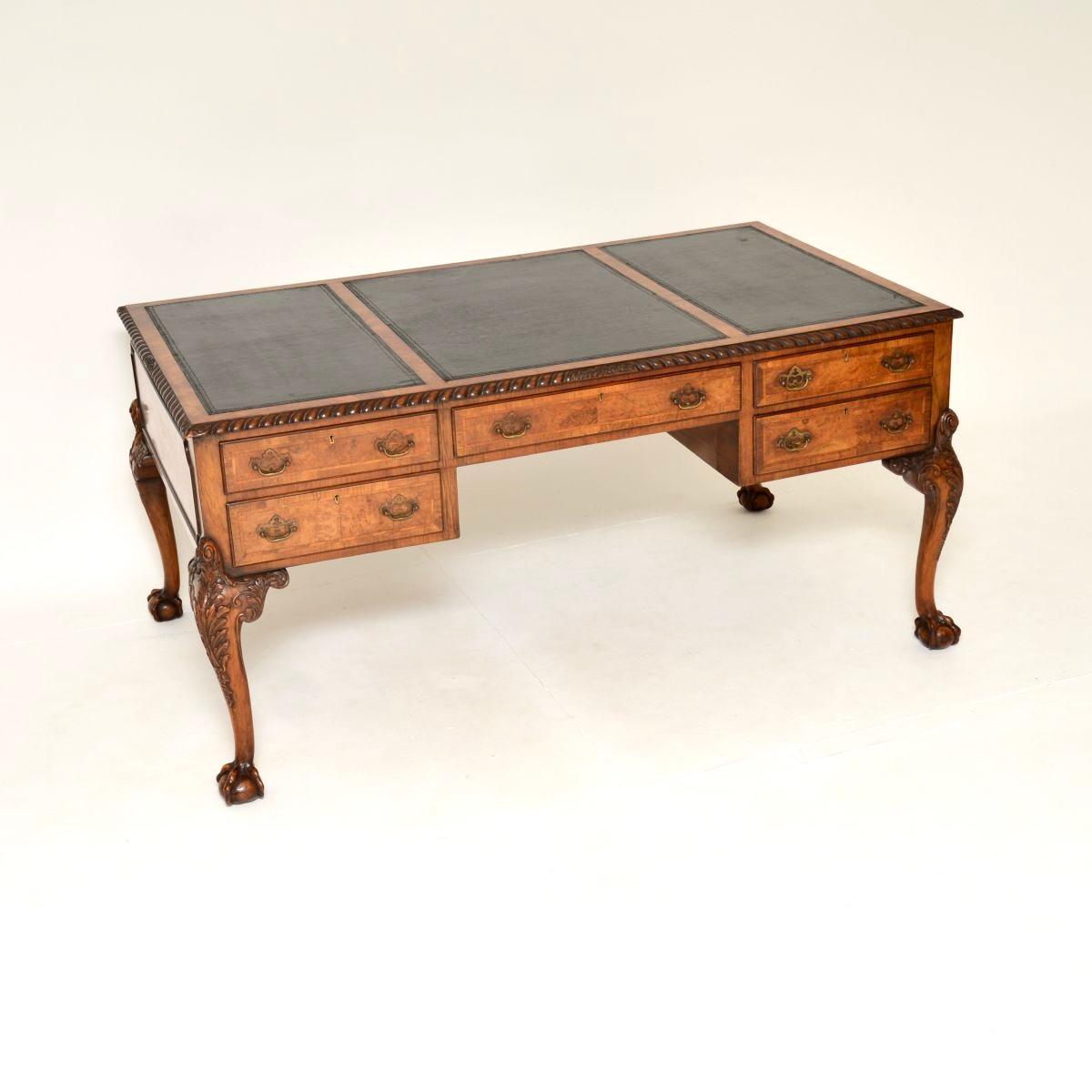 Ein prächtiger und großer antiker Partnerschreibtisch mit Lederplatte aus Wurzelnussholz. Sie wurde in England hergestellt und stammt aus der Zeit um 1900-1920.

Sie ist von hervorragender Qualität und hat ein absolut umwerfendes Design. Es hat eine