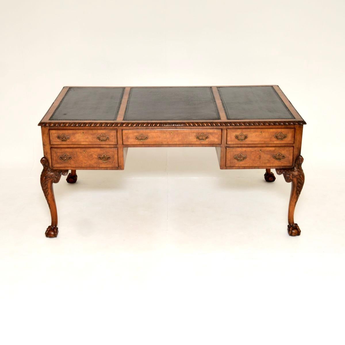 Großer antiker Partnerschreibtisch mit Lederplatte aus Wurzelnussholz (Georgian) im Angebot