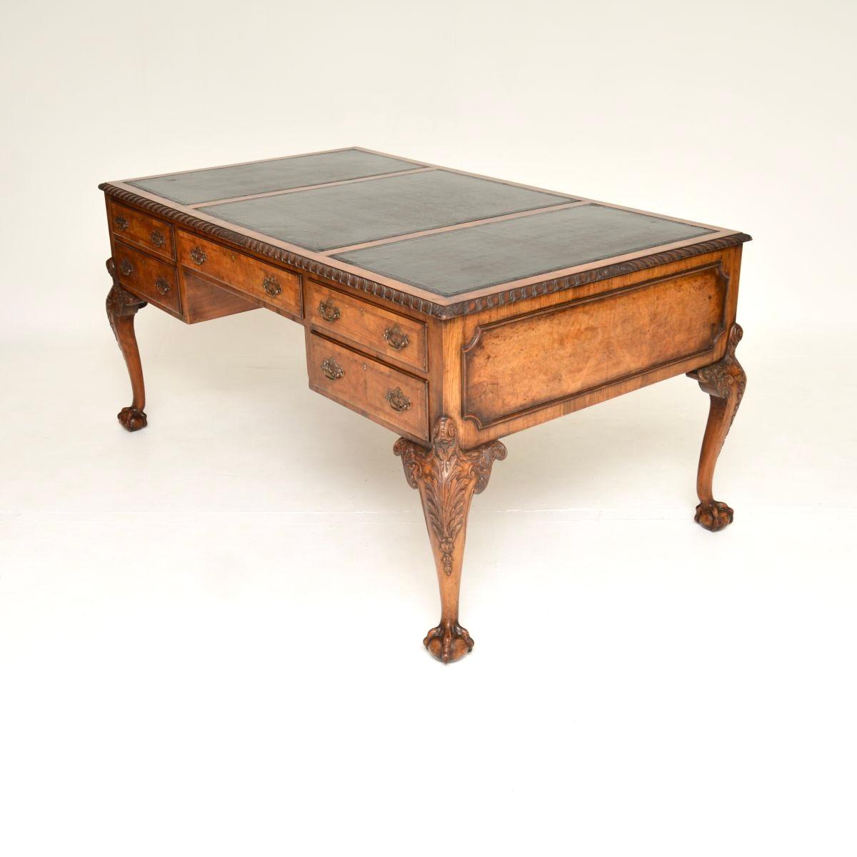 Großer antiker Partnerschreibtisch mit Lederplatte aus Wurzelnussholz (Britisch) im Angebot