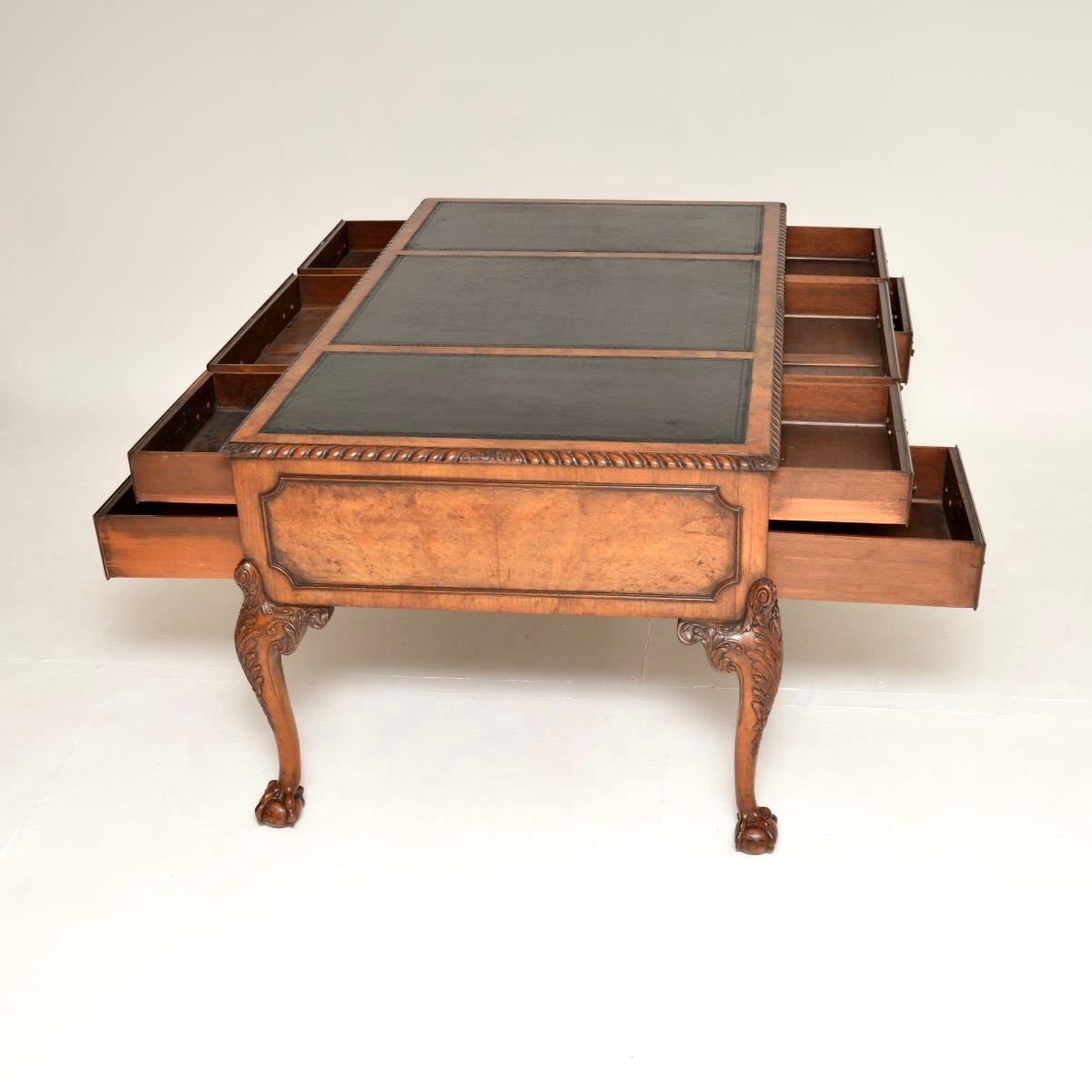 Großer antiker Partnerschreibtisch mit Lederplatte aus Wurzelnussholz im Zustand „Gut“ im Angebot in London, GB