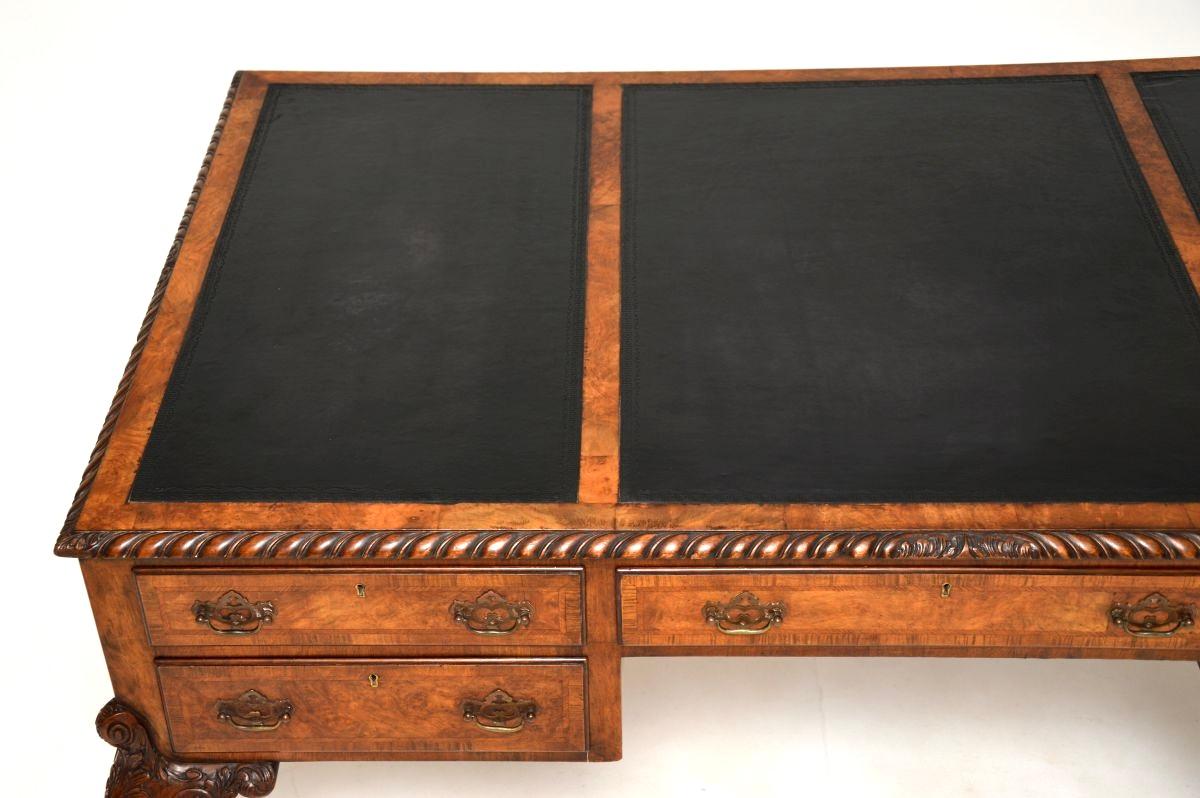 Großer antiker Partnerschreibtisch mit Lederplatte aus Wurzelnussholz (Frühes 20. Jahrhundert) im Angebot