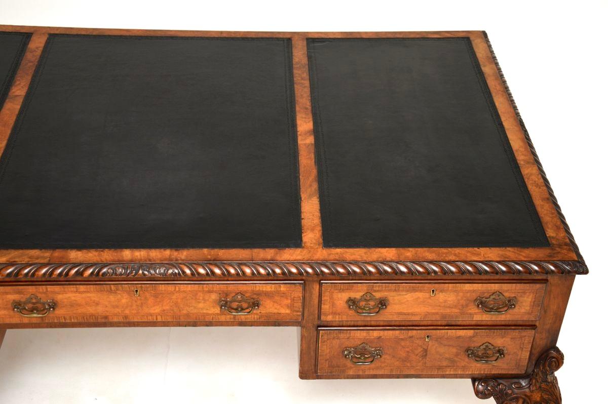 Großer antiker Partnerschreibtisch mit Lederplatte aus Wurzelnussholz im Angebot 1