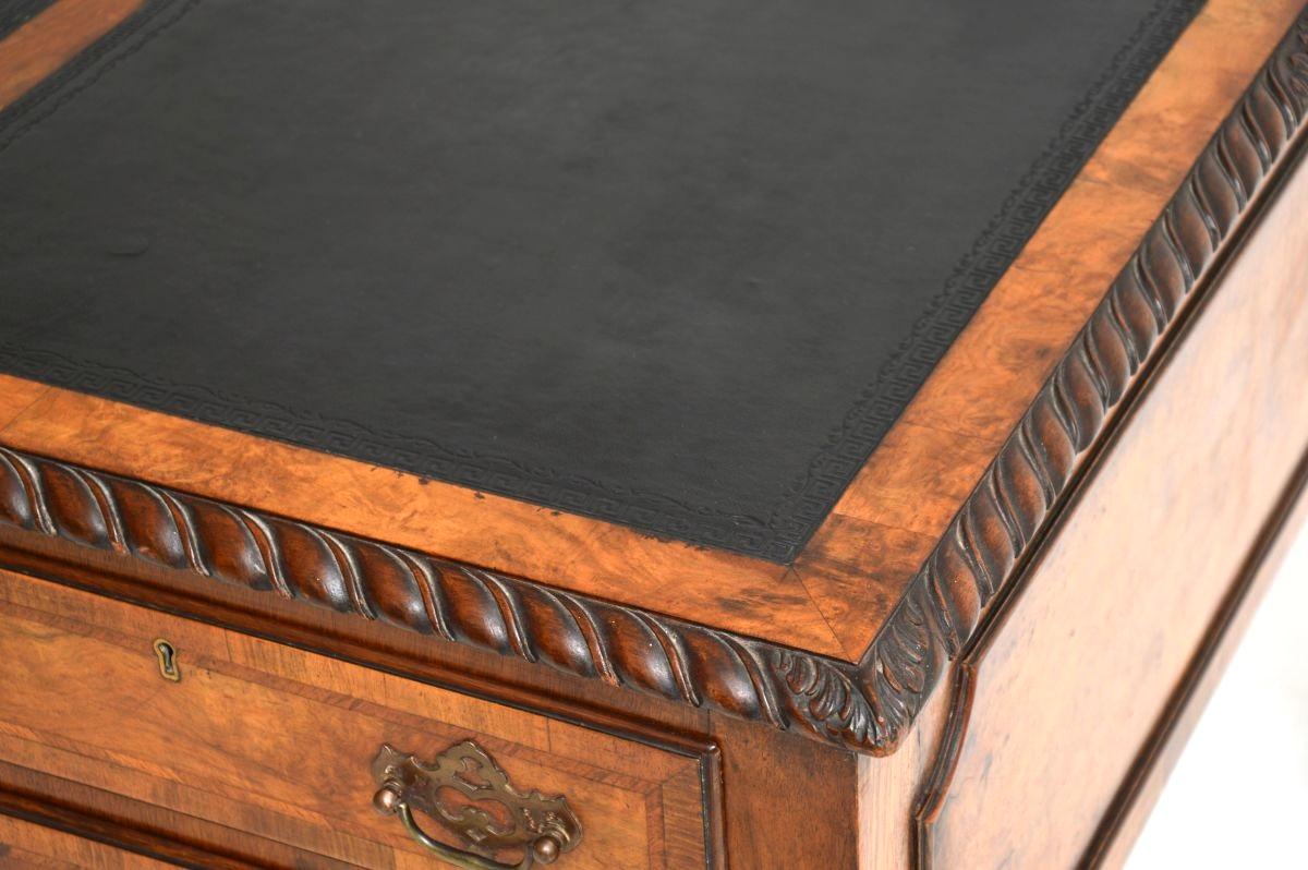 Großer antiker Partnerschreibtisch mit Lederplatte aus Wurzelnussholz im Angebot 2