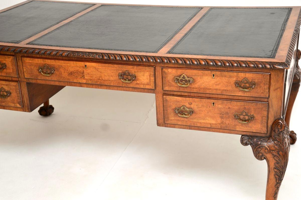 Großer antiker Partnerschreibtisch mit Lederplatte aus Wurzelnussholz im Angebot 3