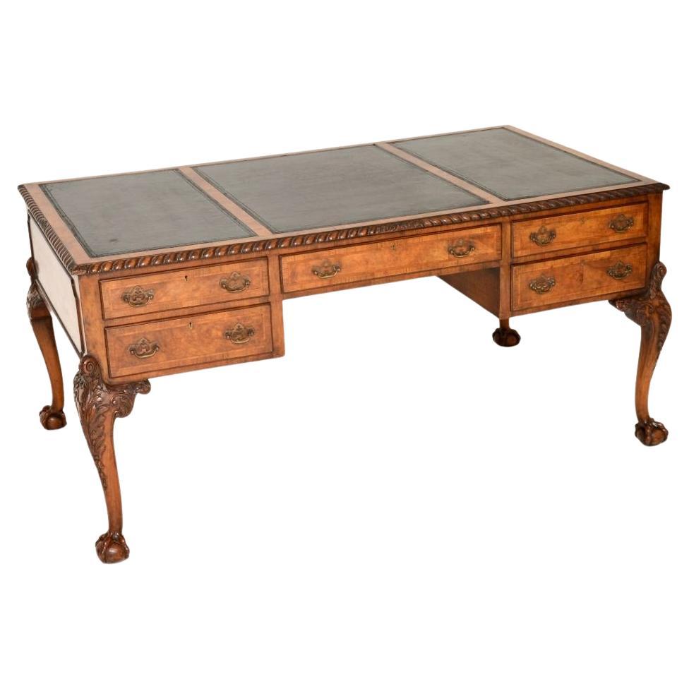 Großer antiker Partnerschreibtisch mit Lederplatte aus Wurzelnussholz