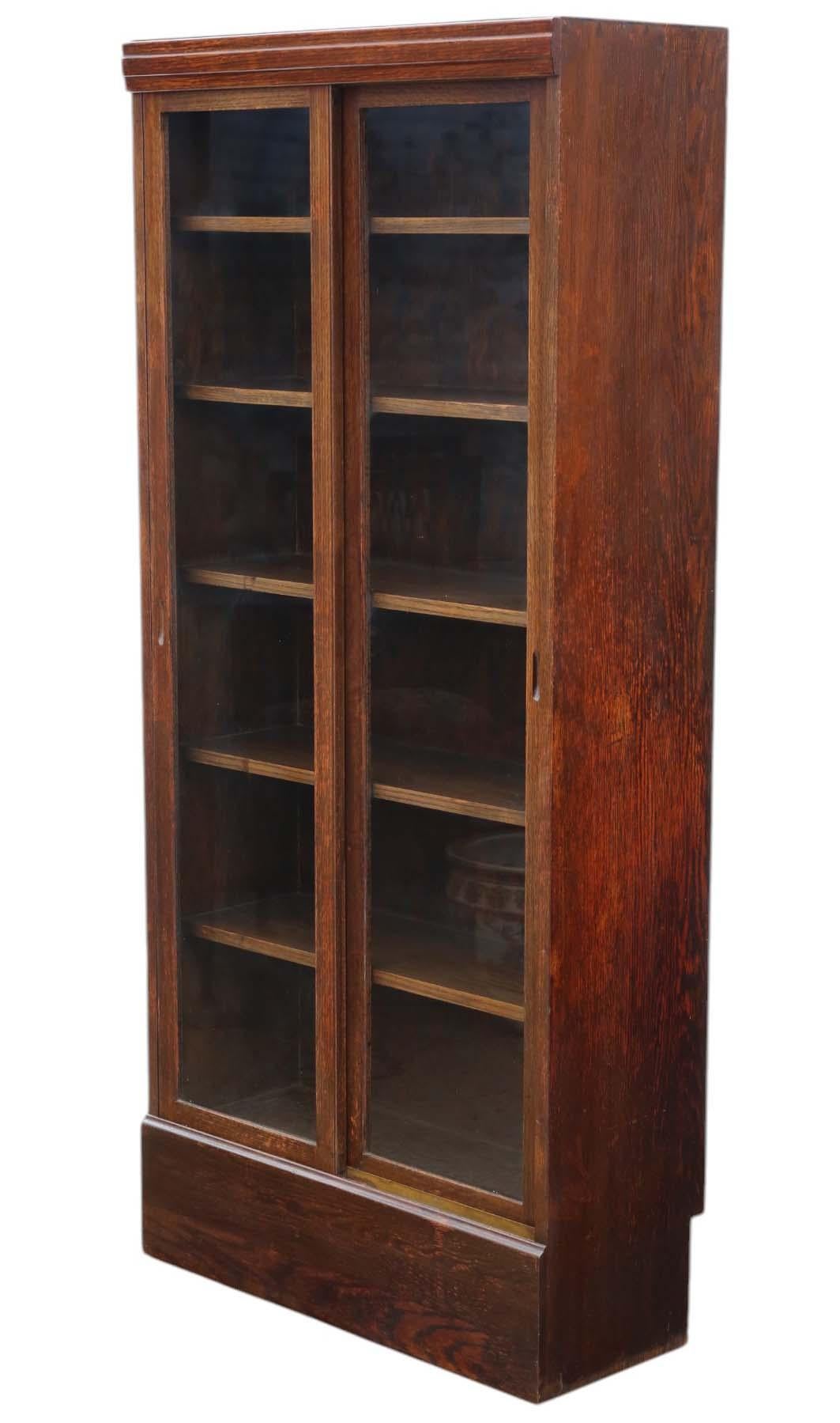 Großes antikes Bücherregal aus Eiche von 1925 - Hochwertiger Vitrinenschrank mit Glasschiebetüren

Dieses wunderschön gearbeitete Eichenregal aus der Zeit um 1925 besticht durch seine außergewöhnliche Qualität und sein zeitloses, klares Design.