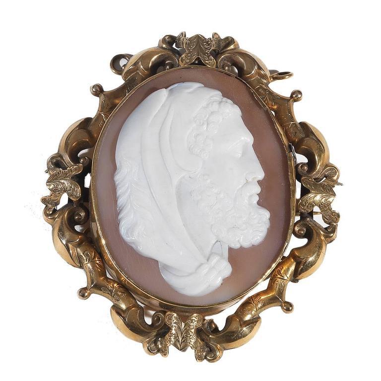 

The shell cameo depicting Hercules profile facing right.

The yellow gold framed chased and engraved with the pin for the brooch, the loop for the pendant and other four loops at the side made for fix it to a bracelet.

67 mm high, 58 mm wide