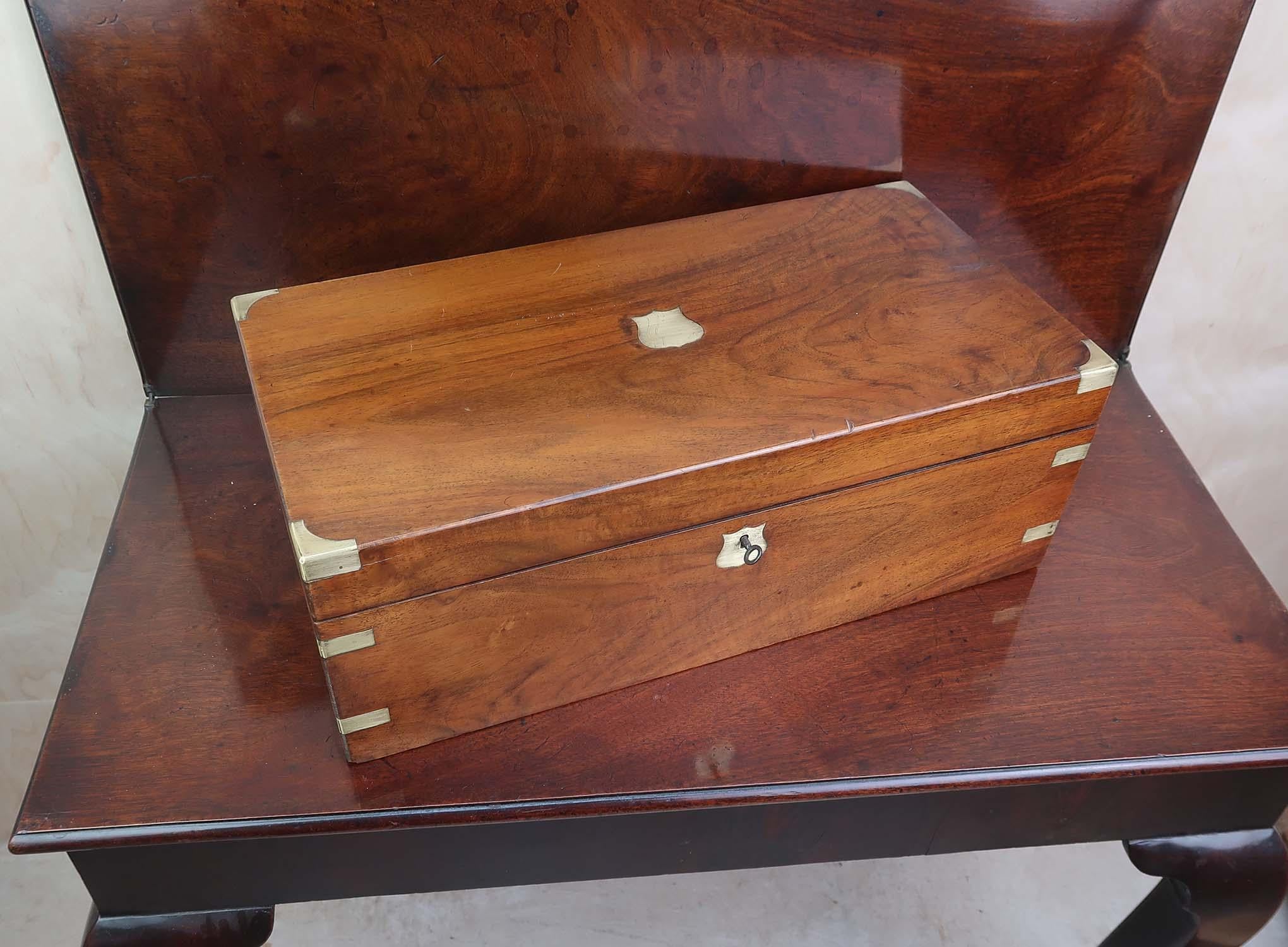 Merveilleux écritoire ou pente en noyer

Couleur et silhouette fabuleuses dans le bois

Bon état

Tiroirs secrets de travail*

Cuir remplacé

Avec une clé

Livraison gratuite au Royaume-Uni

*Les tiroirs sont révélés lorsque vous soulevez la pièce