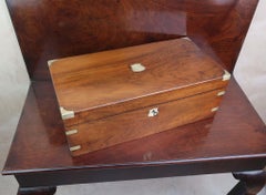 Große antike Campaigner Nussbaum Schreibbox mit geheimen Schubladen. Englisch C.1860