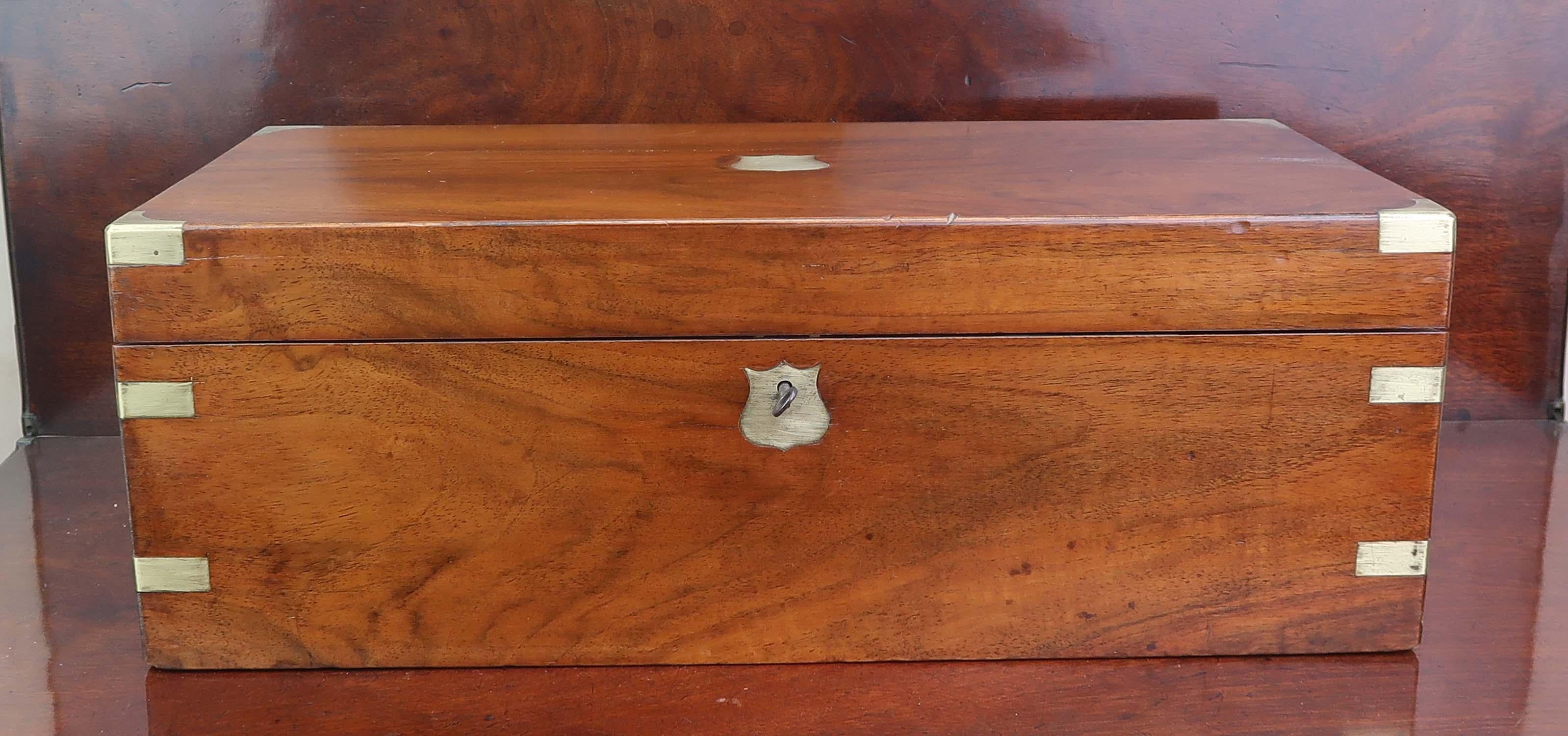 Campagne Grand écritoire ancien en noyer Campaigner avec tiroirs secrets. A.C.C. C.1860 en vente