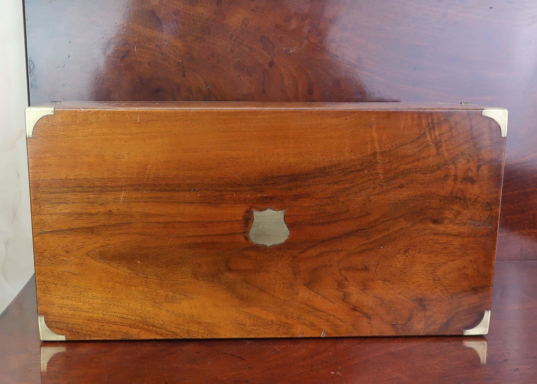 Anglais Grand écritoire ancien en noyer Campaigner avec tiroirs secrets. A.C.C. C.1860 en vente