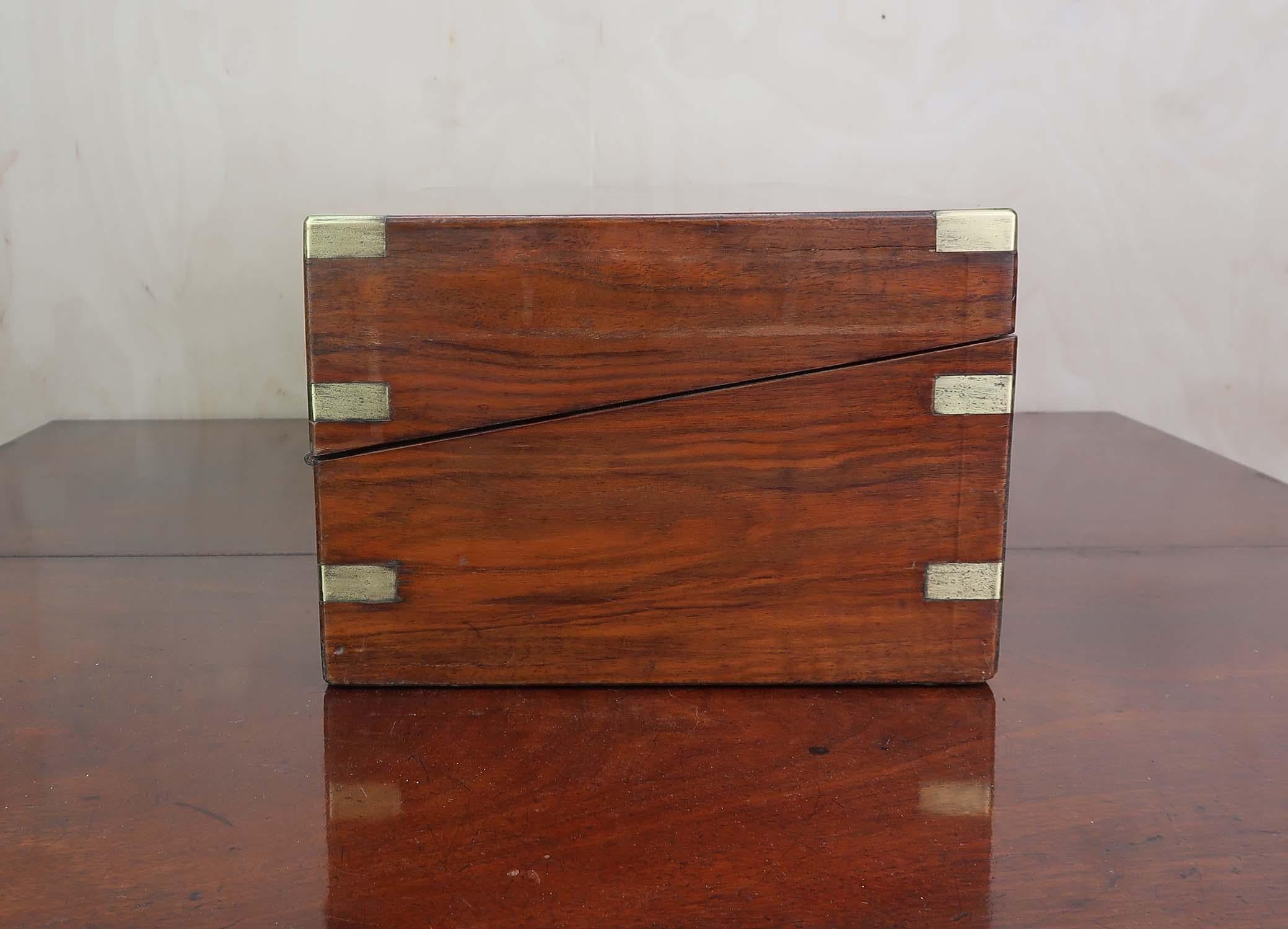 Placage Grand écritoire ancien en noyer Campaigner avec tiroirs secrets. A.C.C. C.1860 en vente