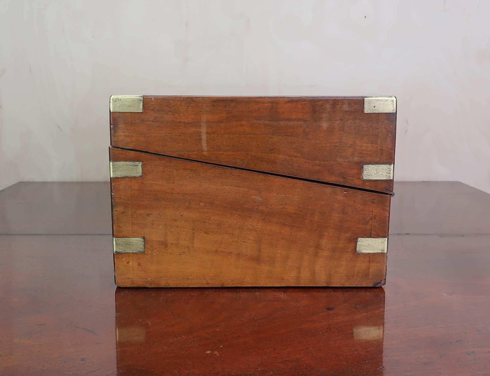 Grand écritoire ancien en noyer Campaigner avec tiroirs secrets. A.C.C. C.1860 Bon état - En vente à St Annes, Lancashire