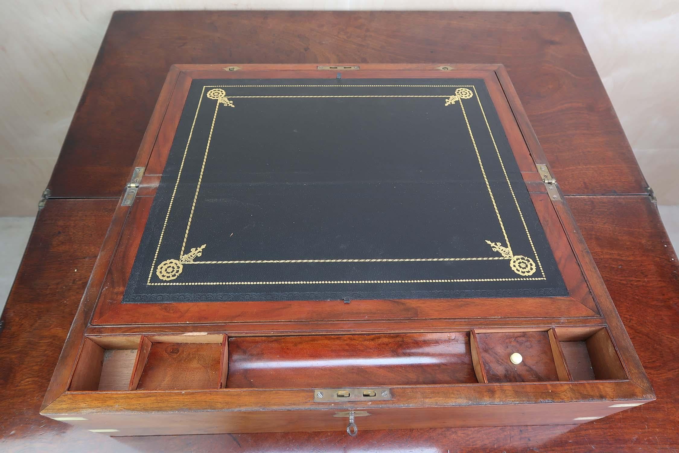 Milieu du XIXe siècle Grand écritoire ancien en noyer Campaigner avec tiroirs secrets. A.C.C. C.1860 en vente