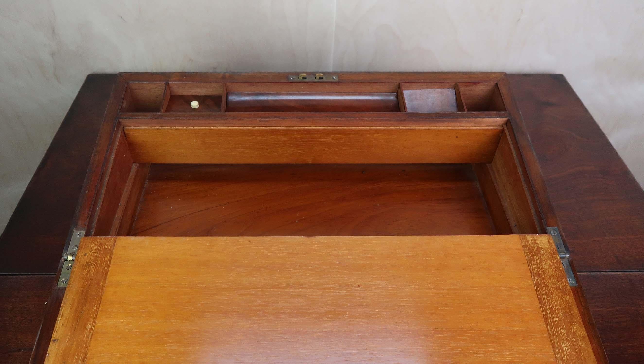 Laiton Grand écritoire ancien en noyer Campaigner avec tiroirs secrets. A.C.C. C.1860 en vente