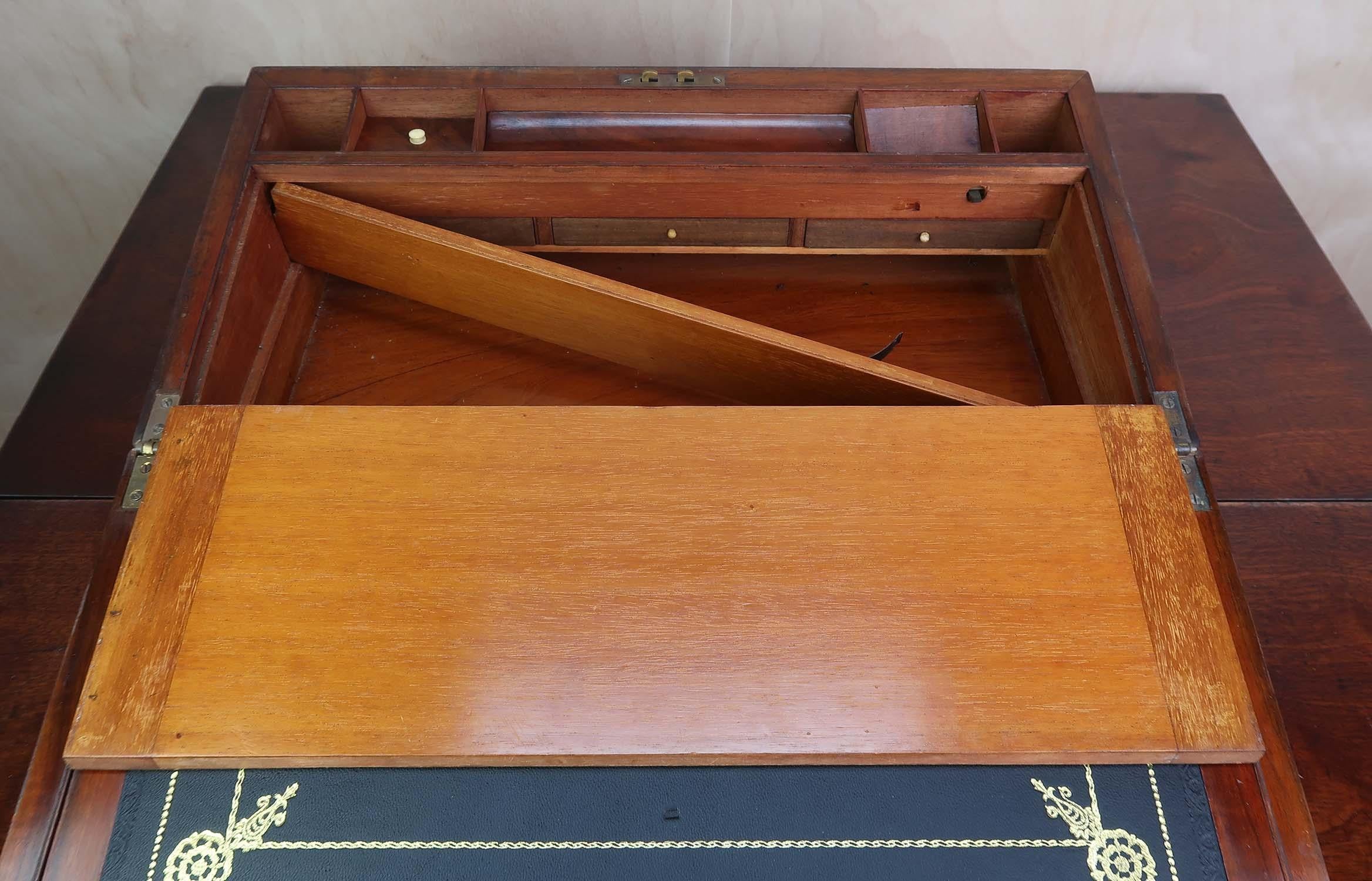 Grand écritoire ancien en noyer Campaigner avec tiroirs secrets. A.C.C. C.1860 en vente 1