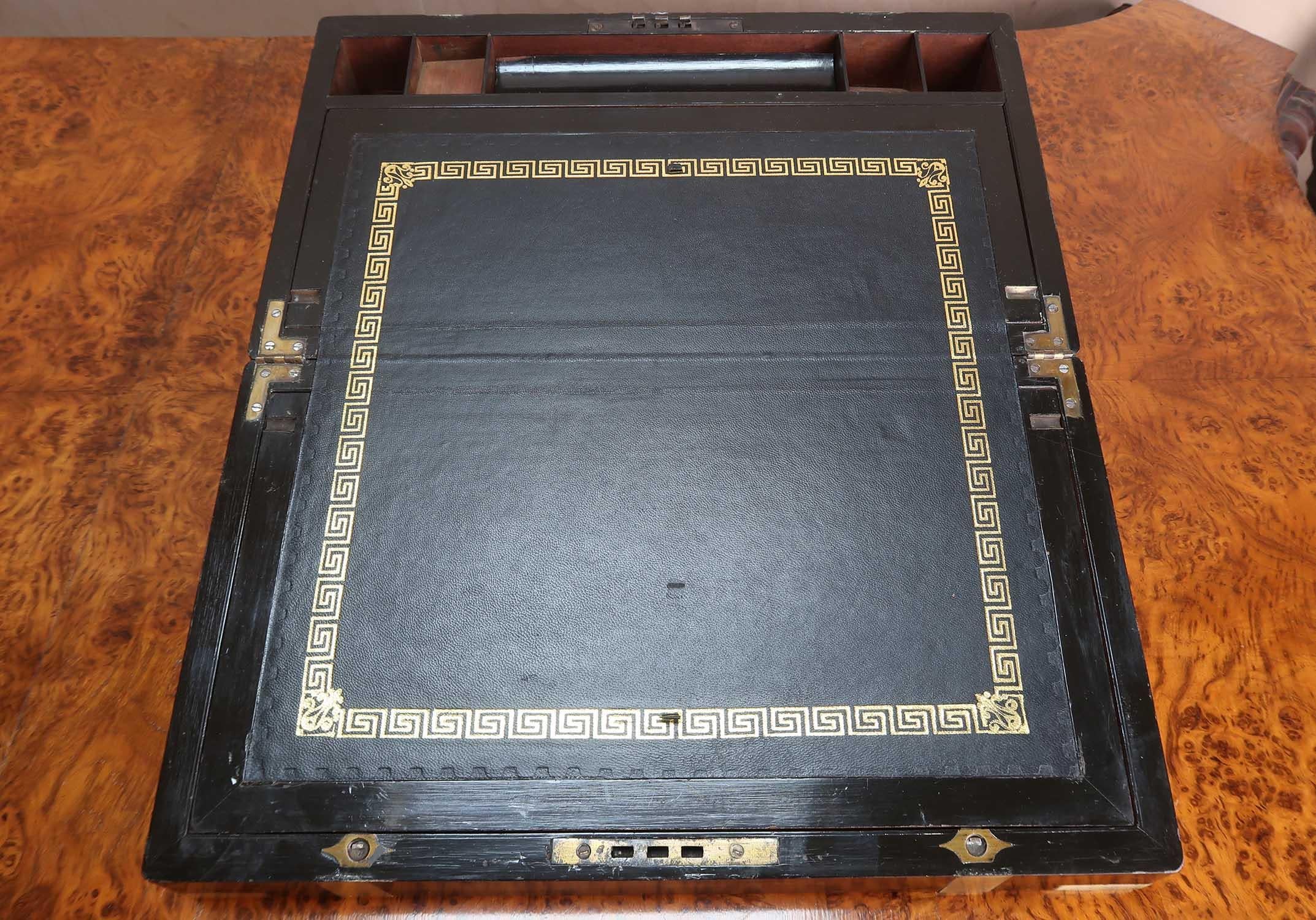 Gran caja de escritura de latón y calandria de campaña antigua. Inglés C.1860 3