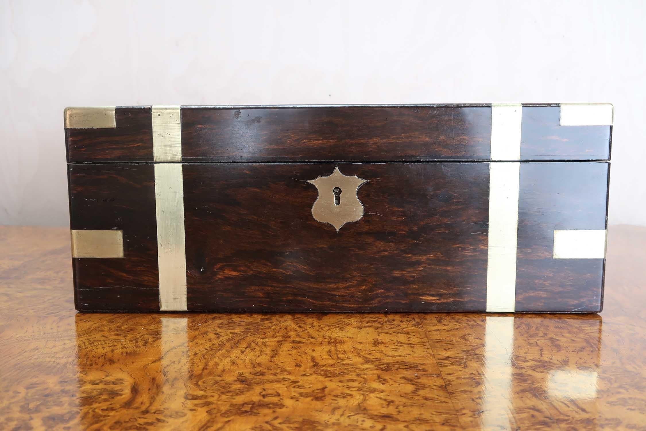 Gran caja de escritura de latón y calandria de campaña antigua. Inglés C.1860 en Bueno Estado en St Annes, Lancashire