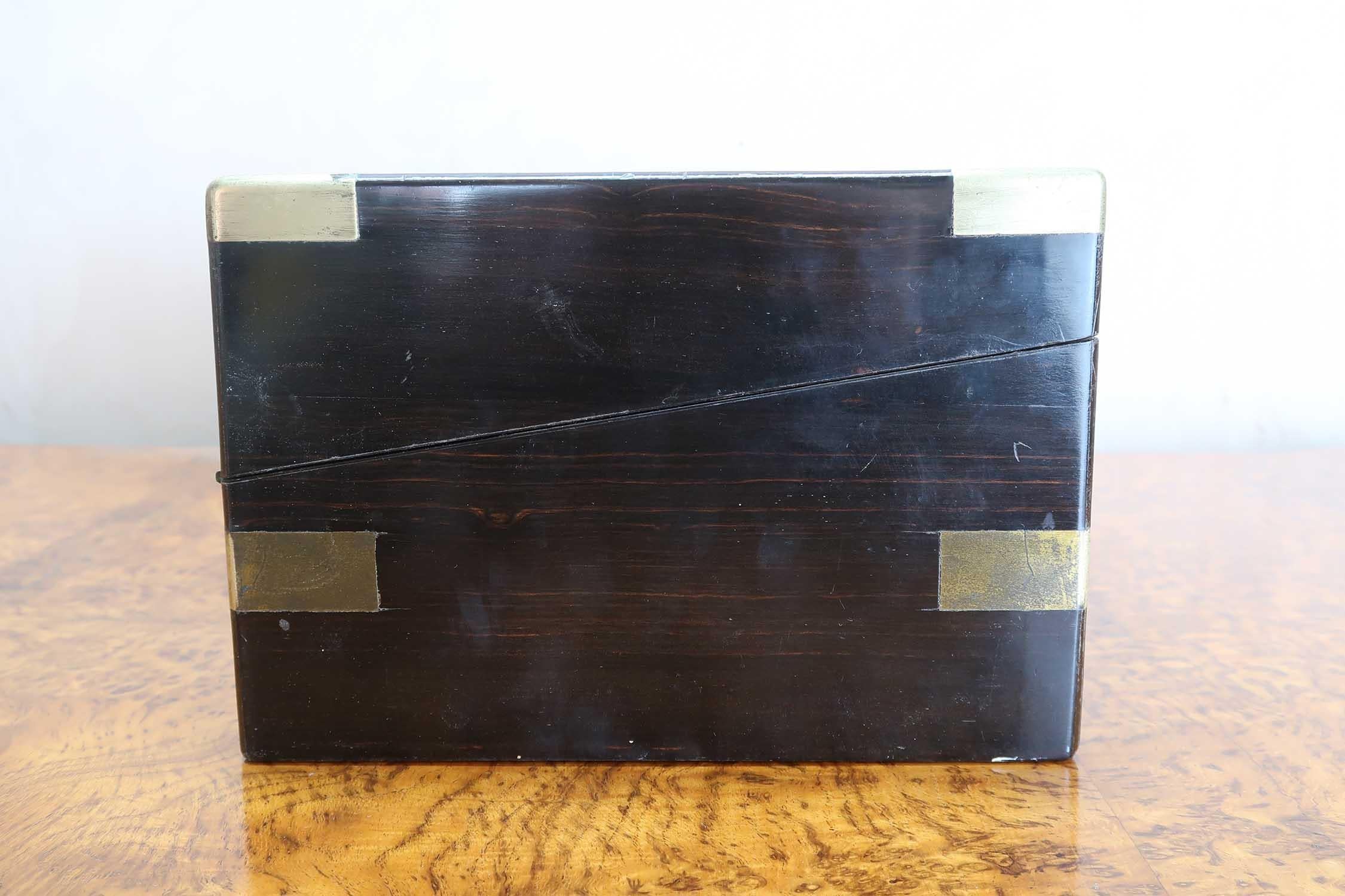 Gran caja de escritura de latón y calandria de campaña antigua. Inglés C.1860 Latón