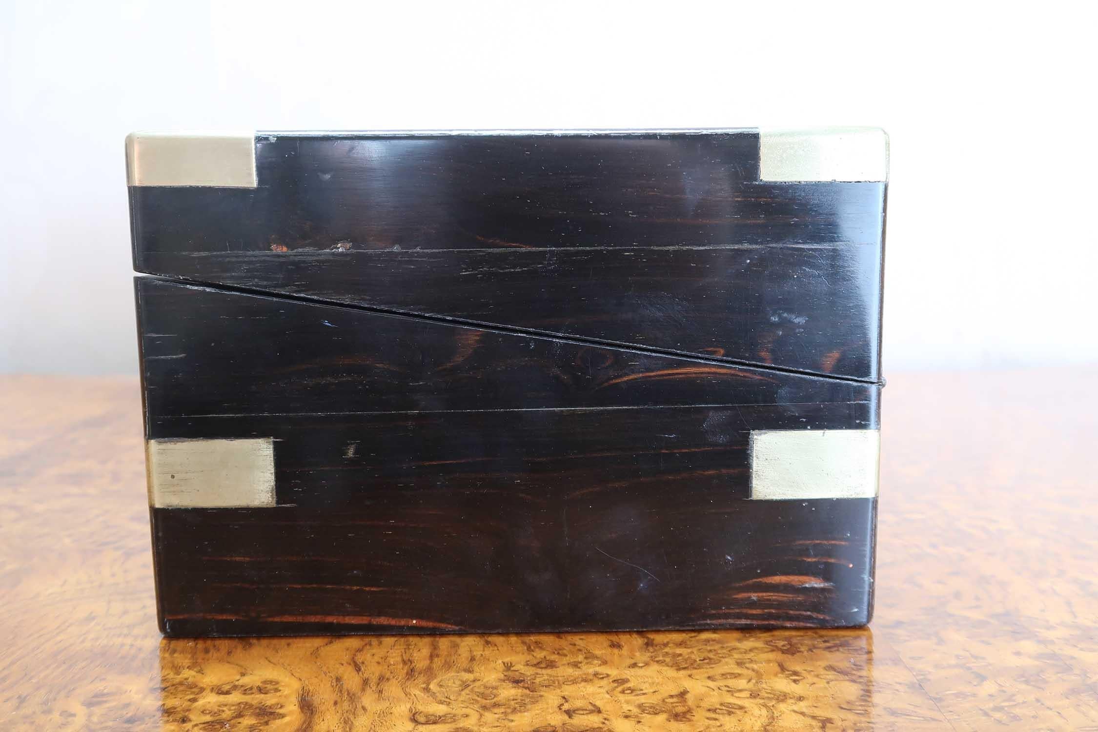 Gran caja de escritura de latón y calandria de campaña antigua. Inglés C.1860 1