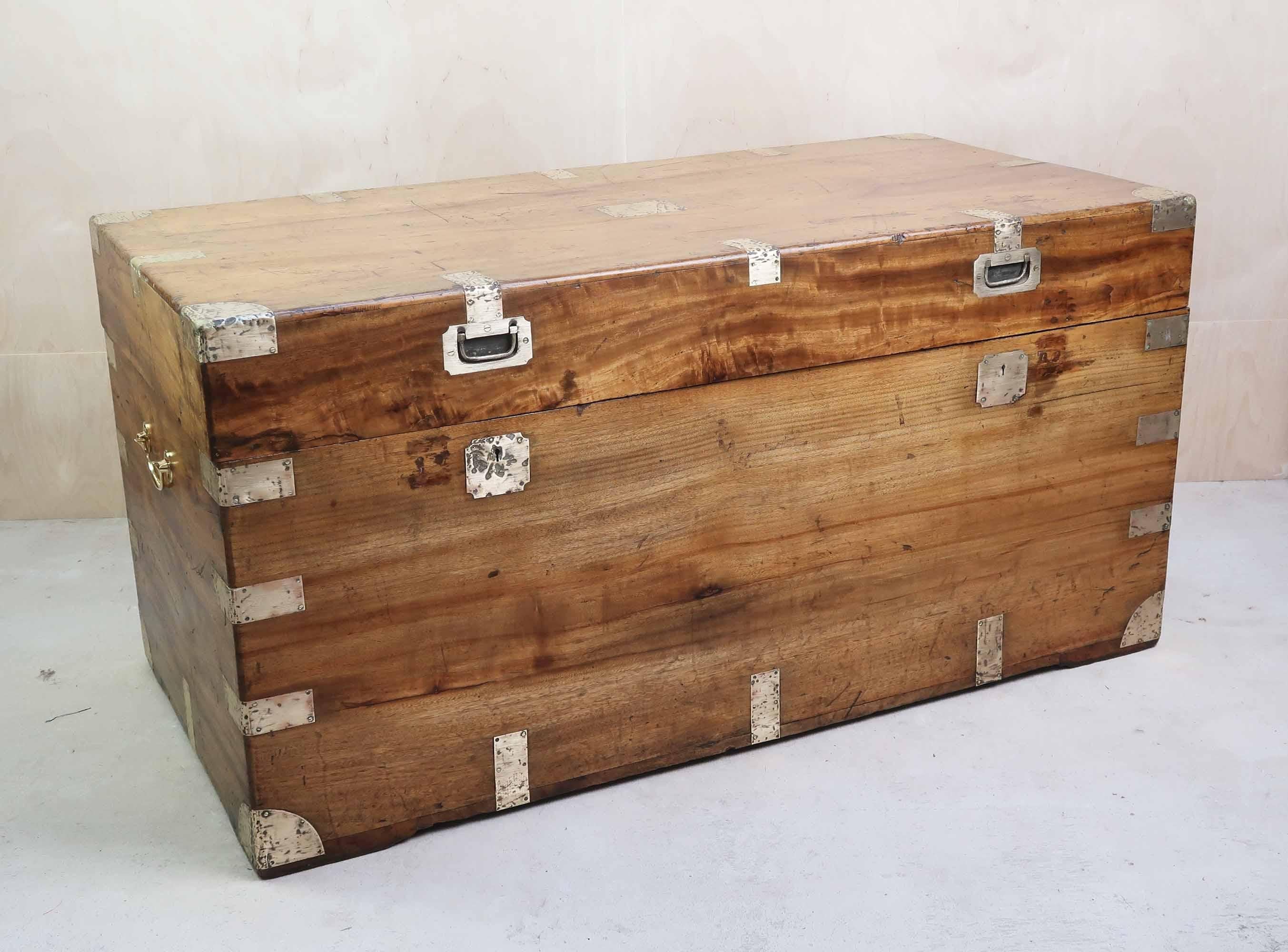 Sensazionale baule o cassapanca in legno di canfora. Più grande dei soliti modelli. Interessante caratteristica della doppia serratura

Originariamente veniva utilizzato come baule da viaggio, forse durante una campagna navale o militare.

Il colore