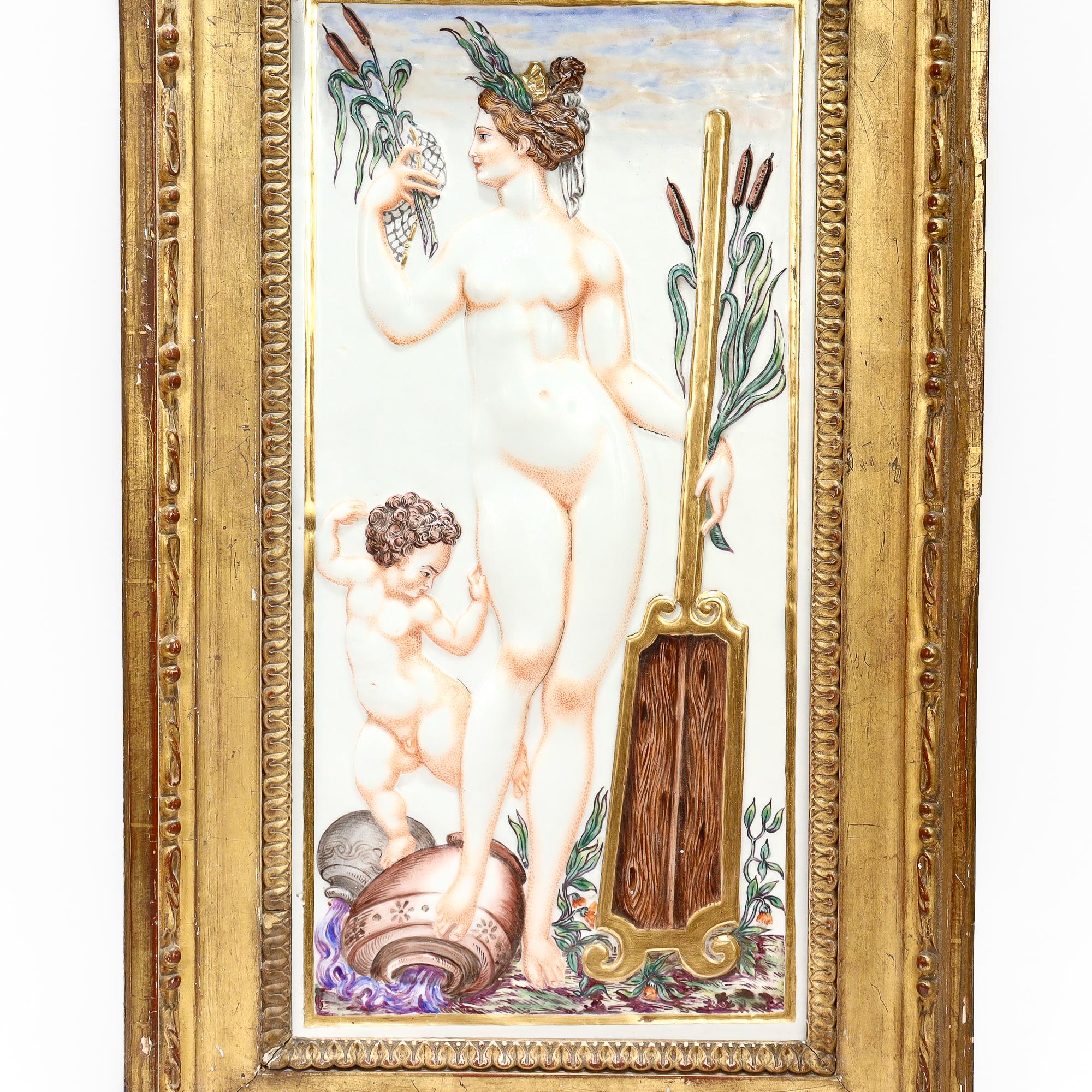 Néoclassique Grande plaque ancienne en porcelaine de Capodimonte représentant une naïade ou une nymphe d'eau en vente