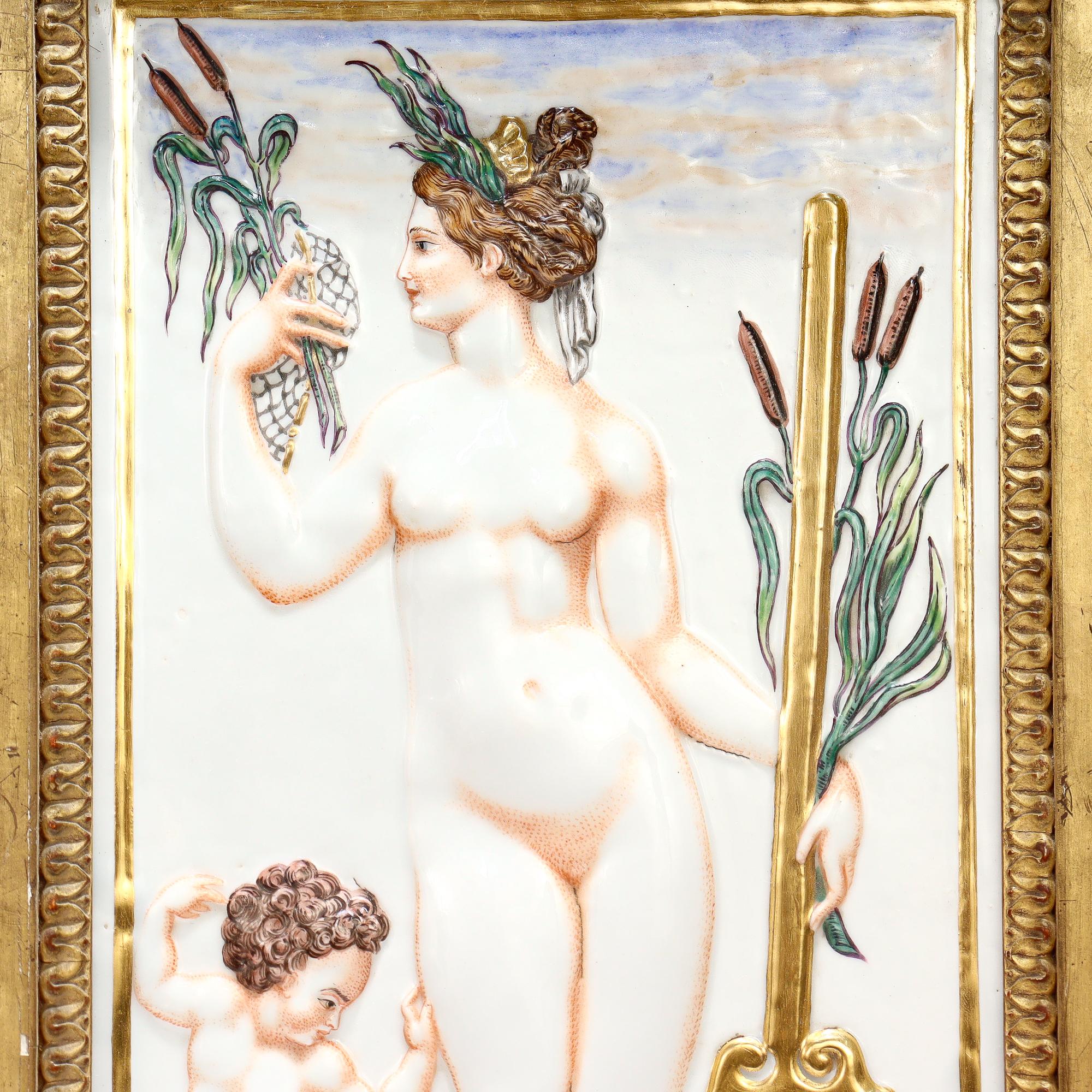 italien Grande plaque ancienne en porcelaine de Capodimonte représentant une naïade ou une nymphe d'eau en vente