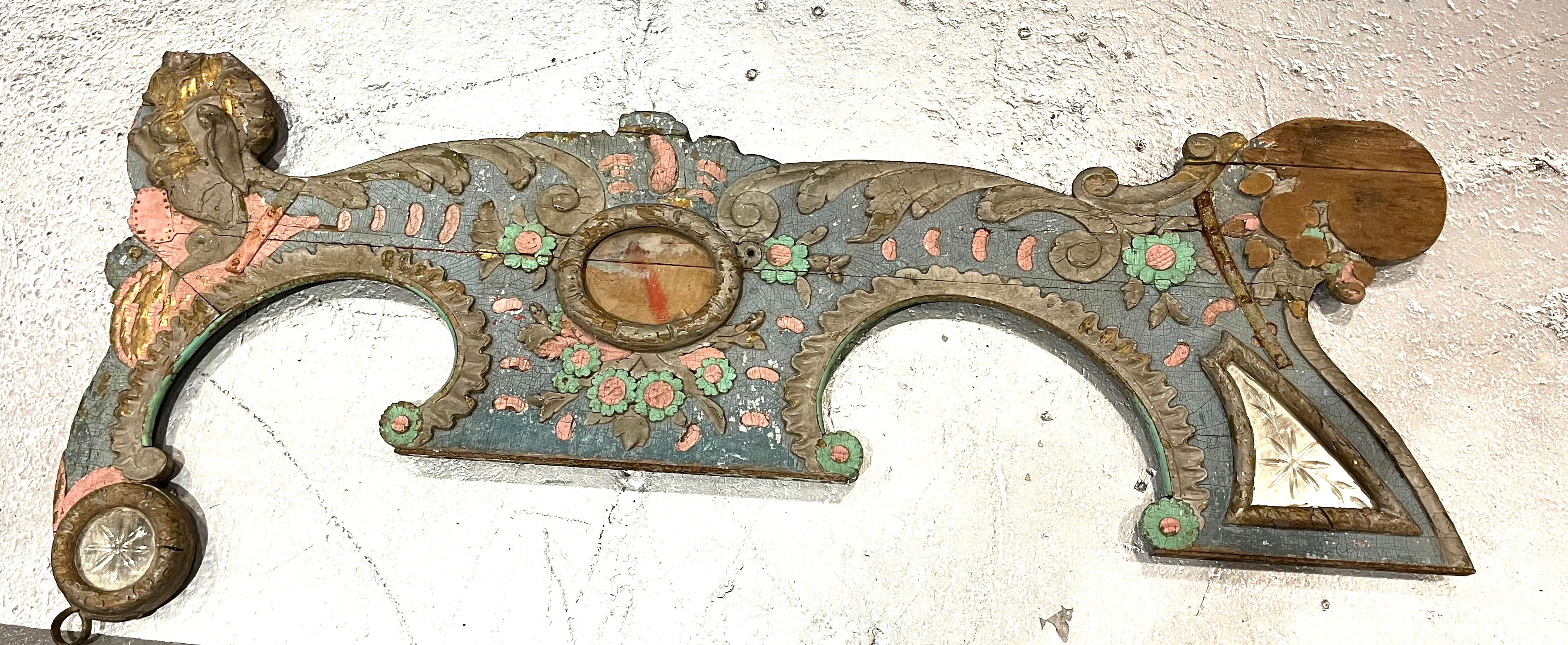 Un élément sculpté unique provenant d'un carrousel du XIXe siècle, fortement sculpté avec des miroirs en verre taillé et conservant sa finition peinte d'origine. Cela ferait une tête de lit amusante. 