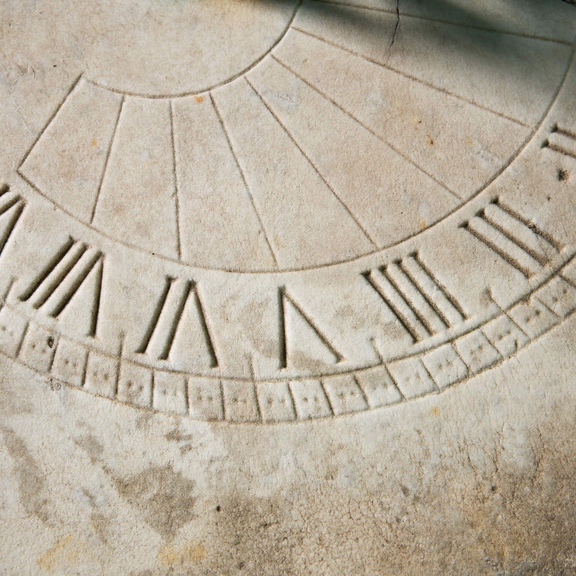 Large Antique Carrara Marble Sundial Plate In Fair Condition For Sale In Wormelow, Herefordshire