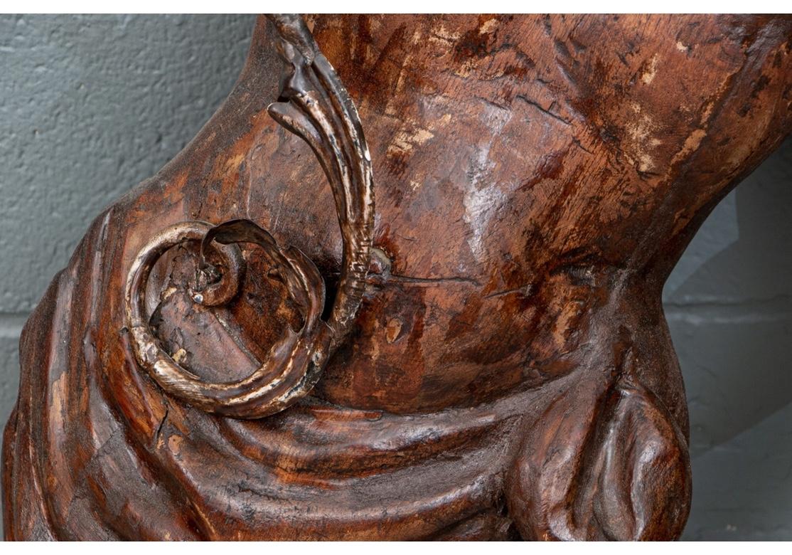 Gran putto antiguo tallado y pintado que sostiene un candelabro de hierro en venta 3