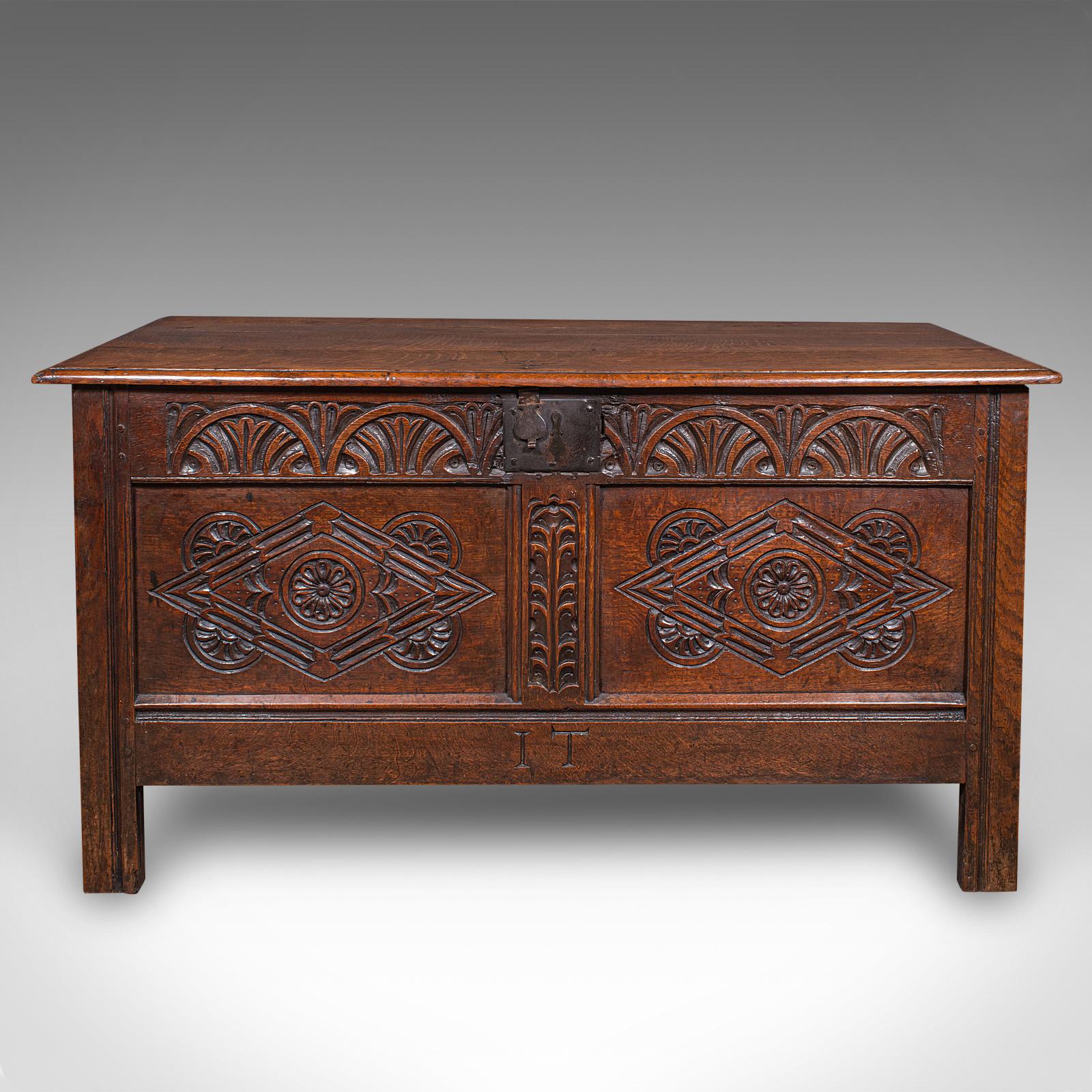 Großer antiker geschnitzter Koffer, englische Eiche, Blanket Chest, William III, CIRCA 1700 (William und Mary) im Angebot