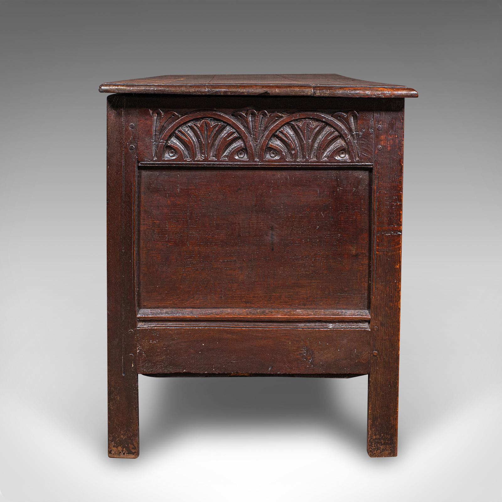 Großer antiker geschnitzter Koffer, englische Eiche, Blanket Chest, William III, CIRCA 1700 (Britisch) im Angebot