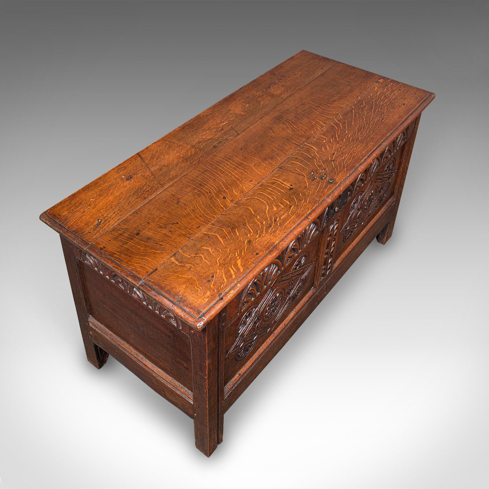 Großer antiker geschnitzter Koffer, englische Eiche, Blanket Chest, William III, CIRCA 1700 (Eichenholz) im Angebot