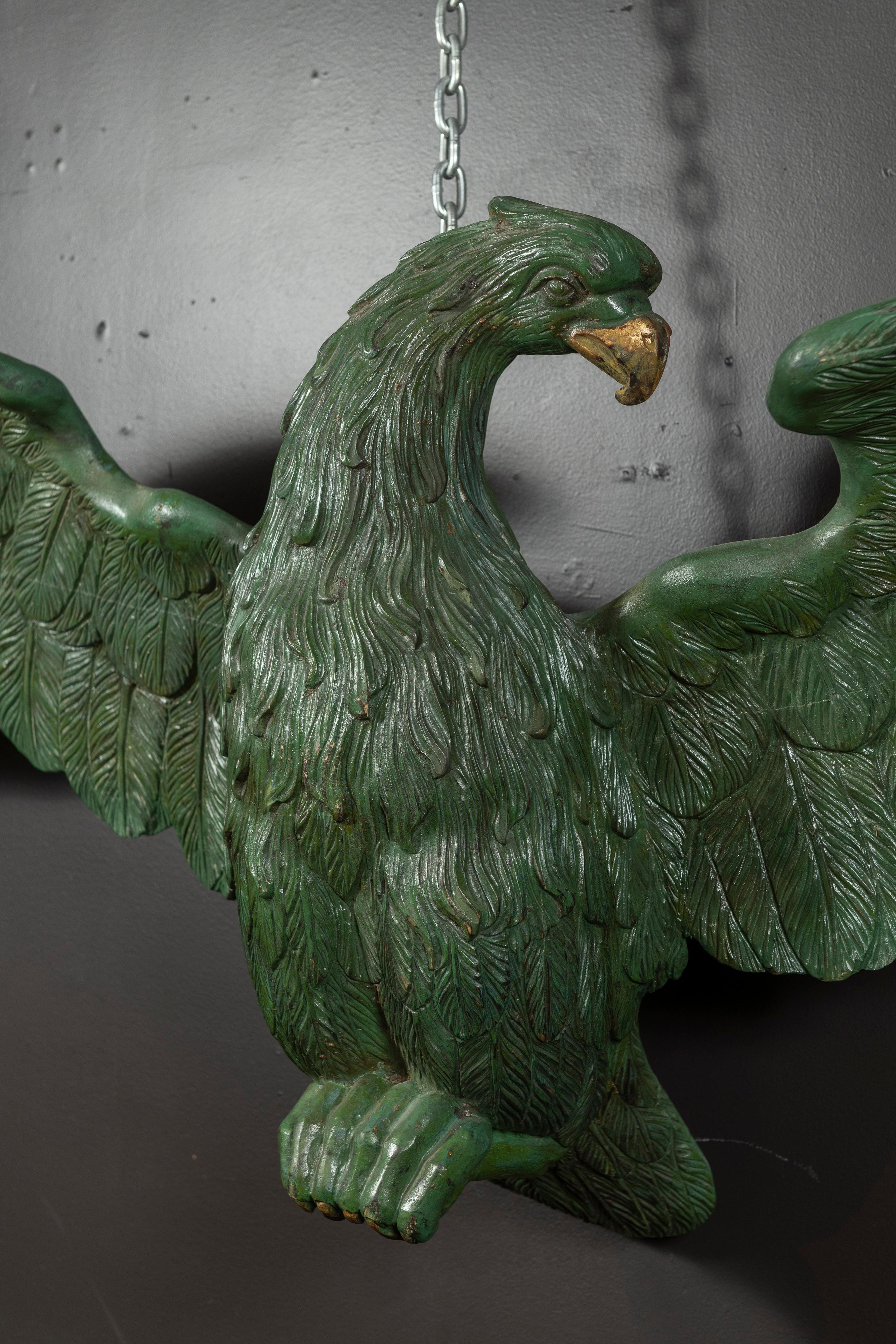 Français Grand aigle sculpté ancien en bois vert peint avec des touches d'or en vente