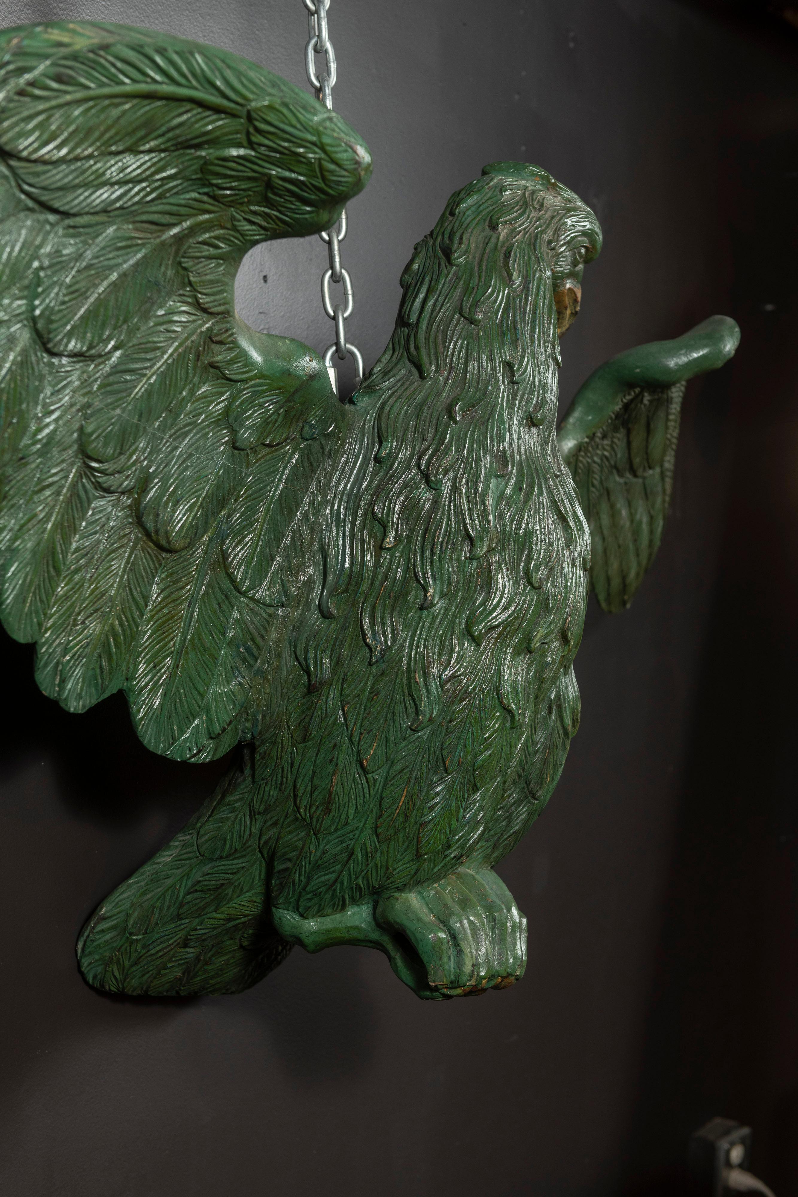 Bois Grand aigle sculpté ancien en bois vert peint avec des touches d'or en vente