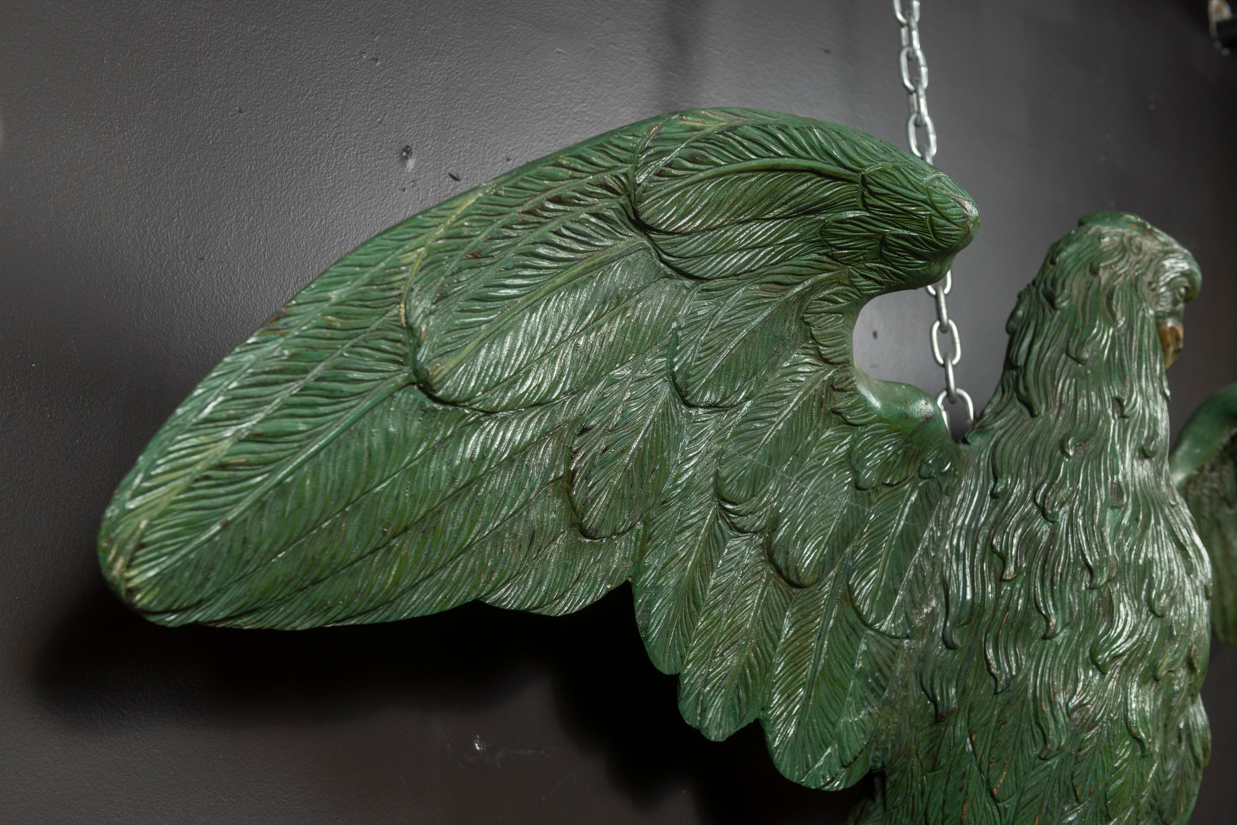 Grand aigle sculpté ancien en bois vert peint avec des touches d'or en vente 1