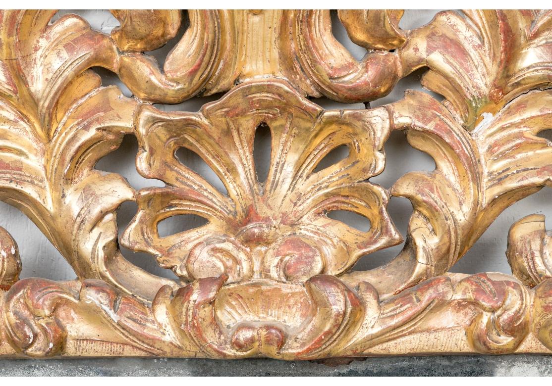 Gesso Grande specchio barocco antico intagliato, gessato e pesantemente dorato in vendita