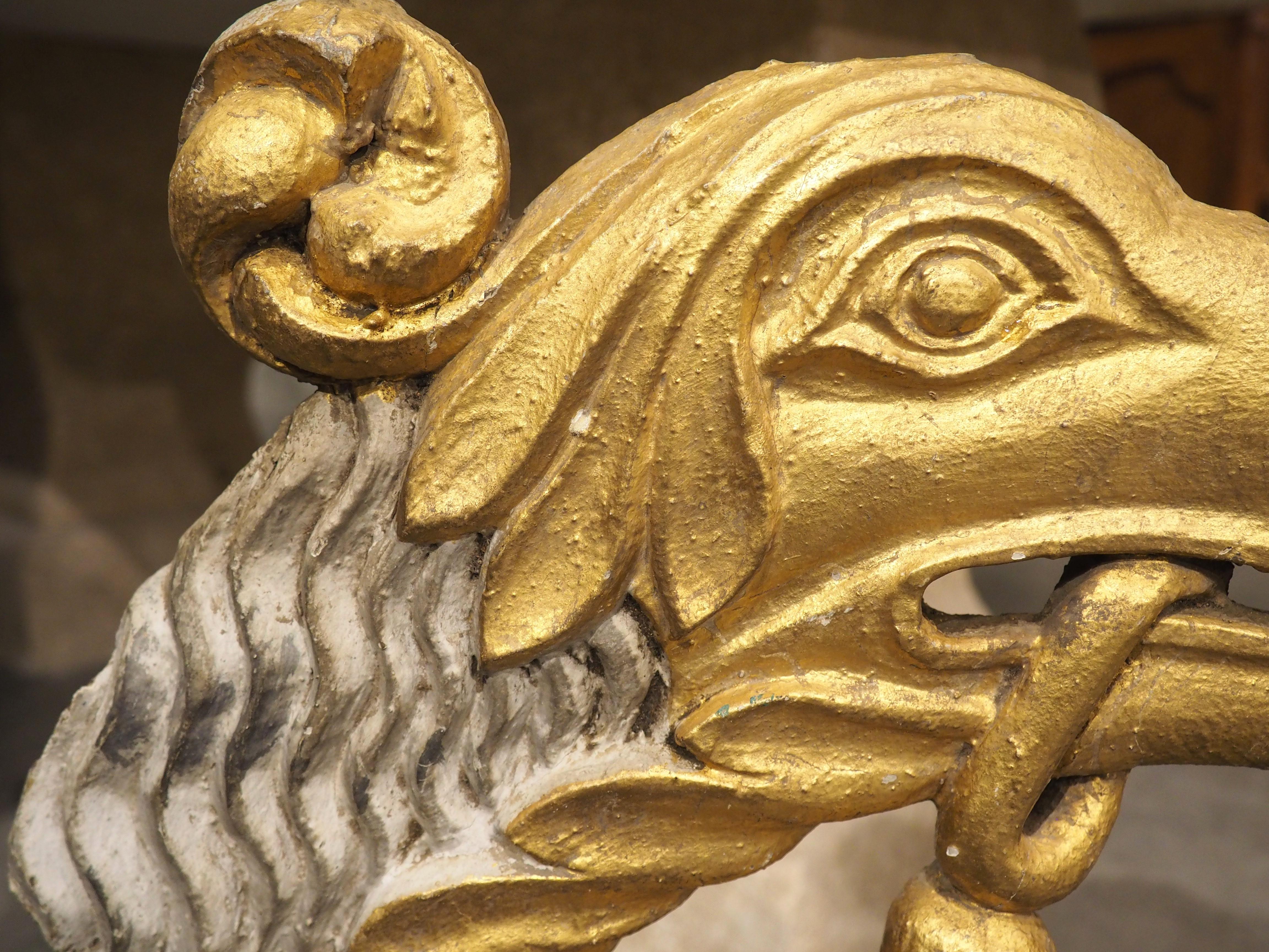 Grande tête d'aigle en bois doré sculpté d'Italie, vers 1750 Bon état - En vente à Dallas, TX