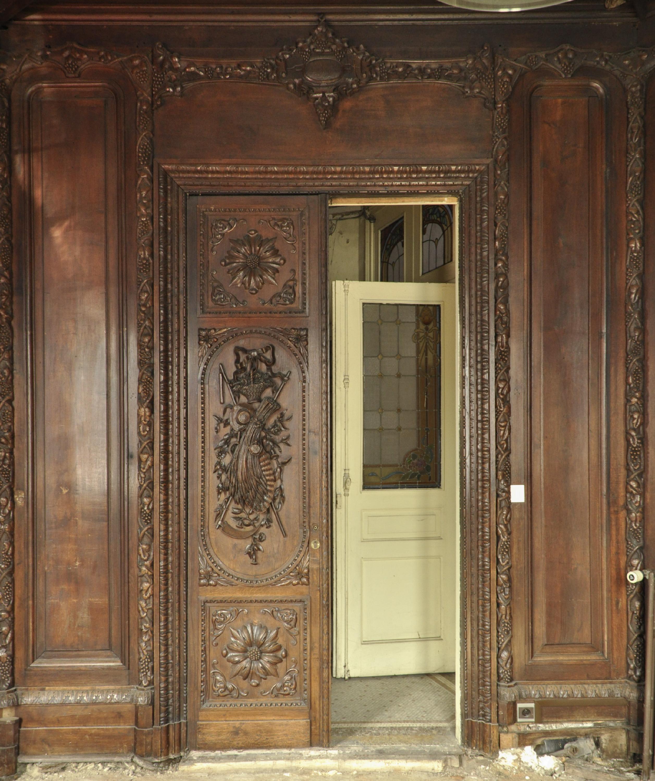 This beautiful carved oak wood paneled room was made in the 19th century.
Designed originally for a hexagonal room, with a boudoir, it is composed of six carved wall panels. Three panels have window openings, two are fitted with doors, and the last