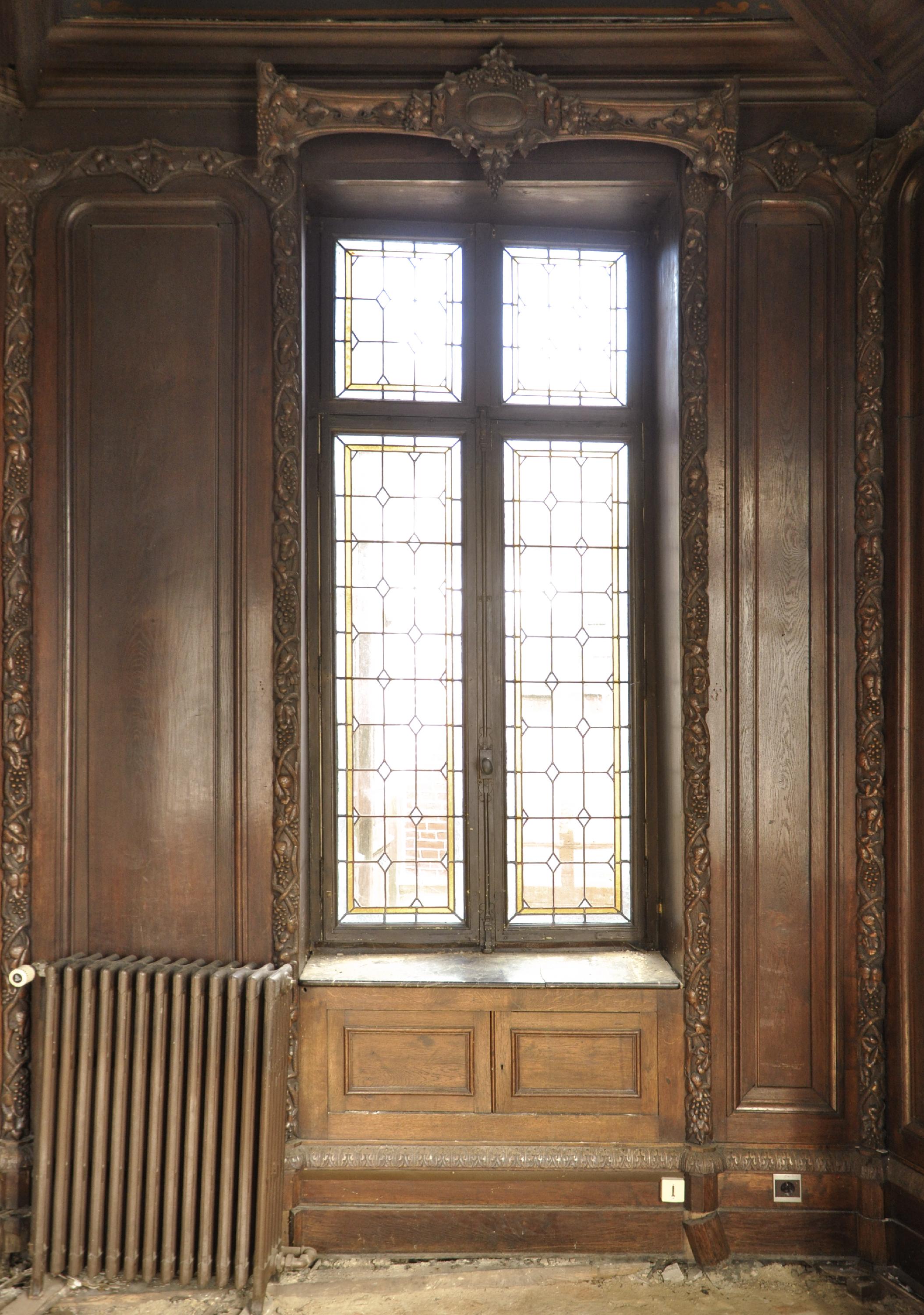 Napoléon III Grande pièce ancienne en bois de chêne sculpté et lambrissé en vente