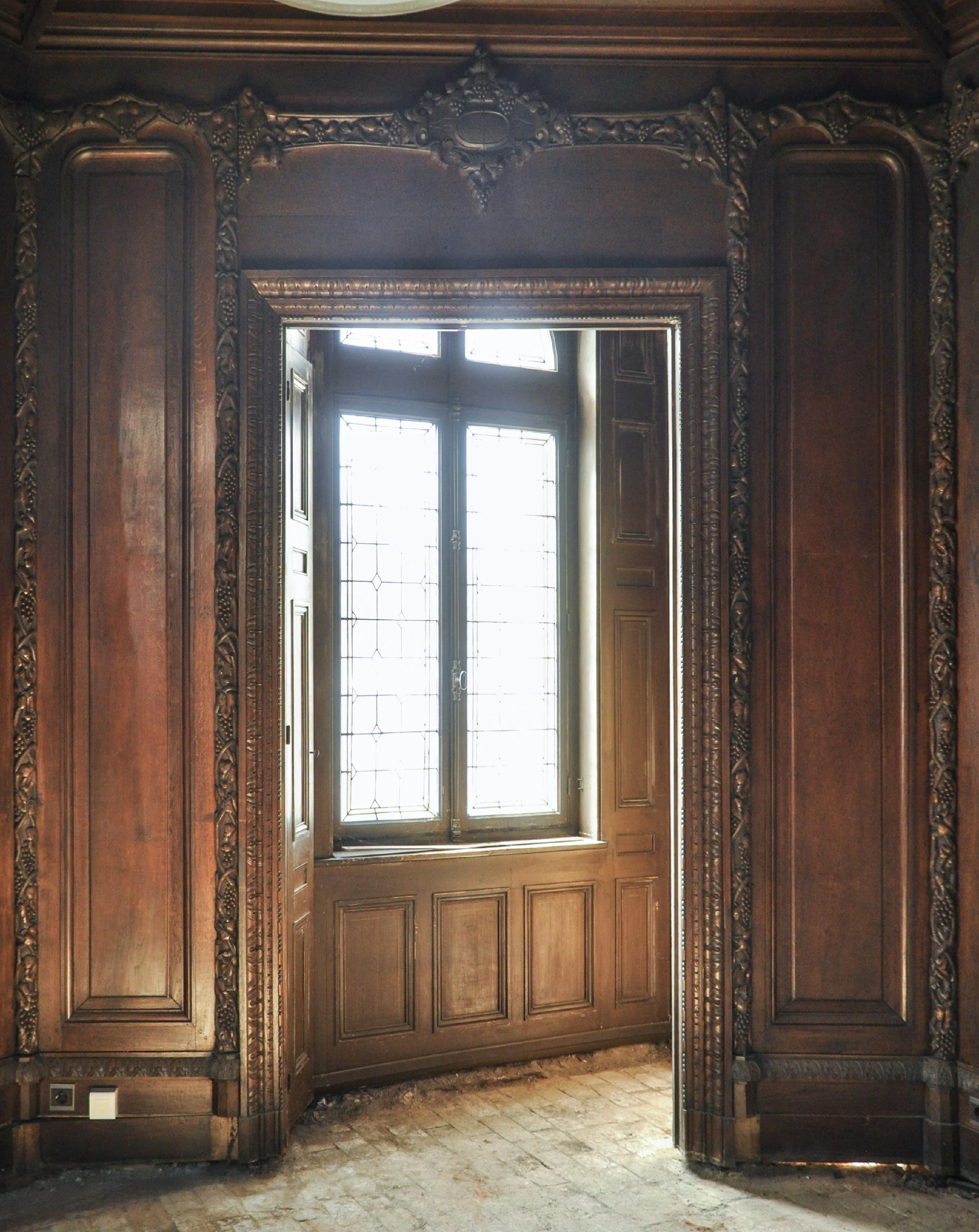 Large antique carved oak wood paneled room In Good Condition For Sale In SAINT-OUEN-SUR-SEINE, FR